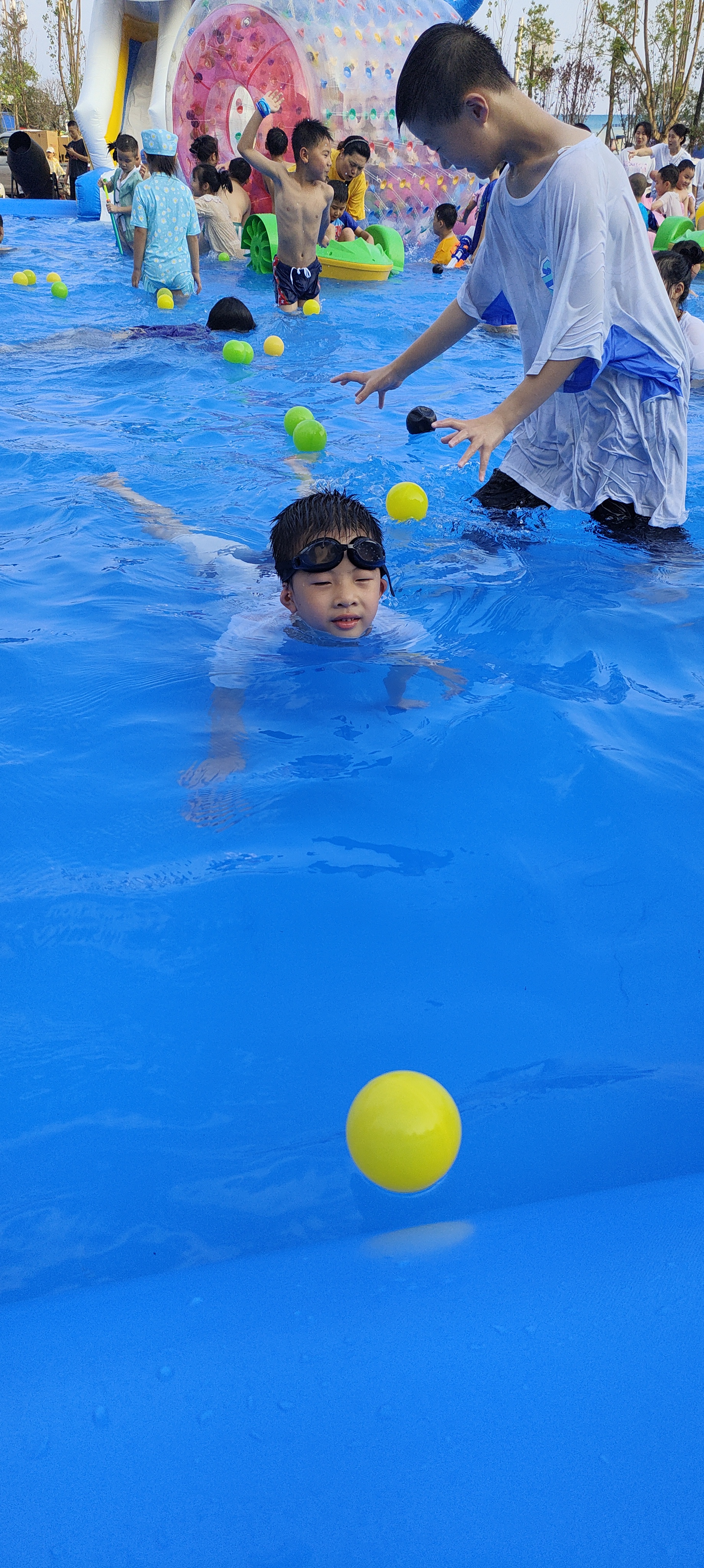 在炎炎夏日,我见证了一个小男孩在游泳池中的成长.