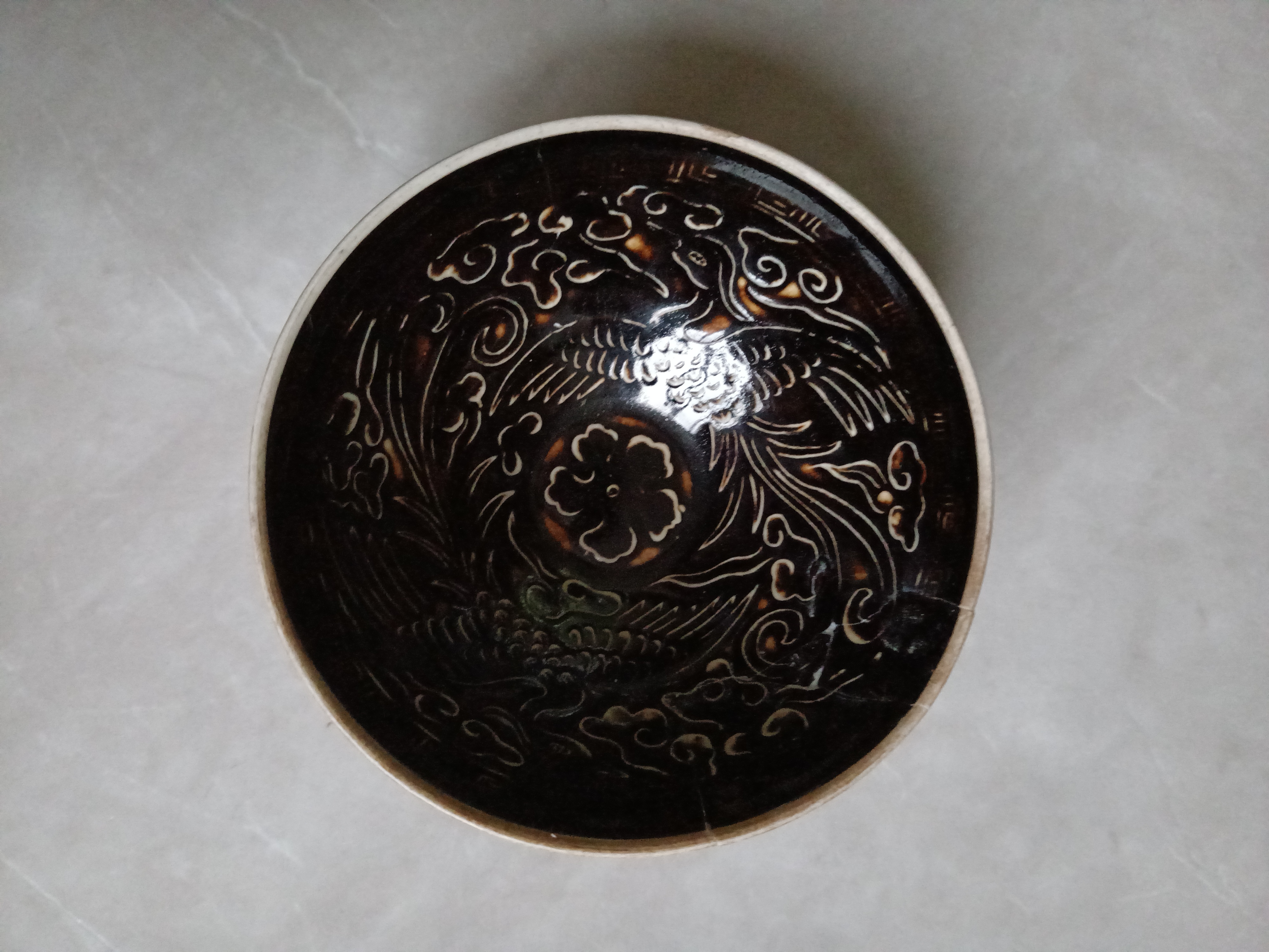 宋代供品定窑黑釉印凤纹茶盏近千年历史可惜今天被我们损坏成为地滩货