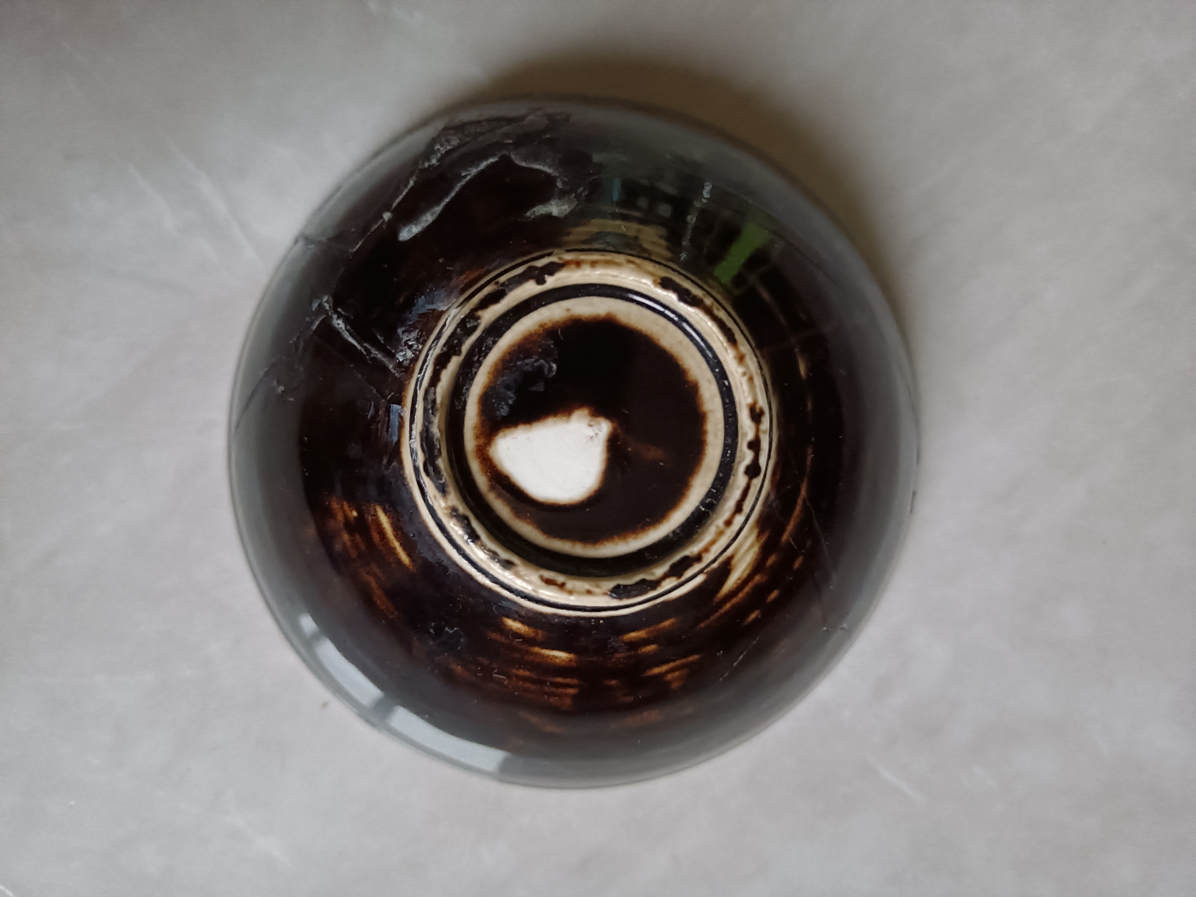 宋代供品定窑黑釉印凤纹茶盏近千年历史可惜今天被我们损坏成为地滩货