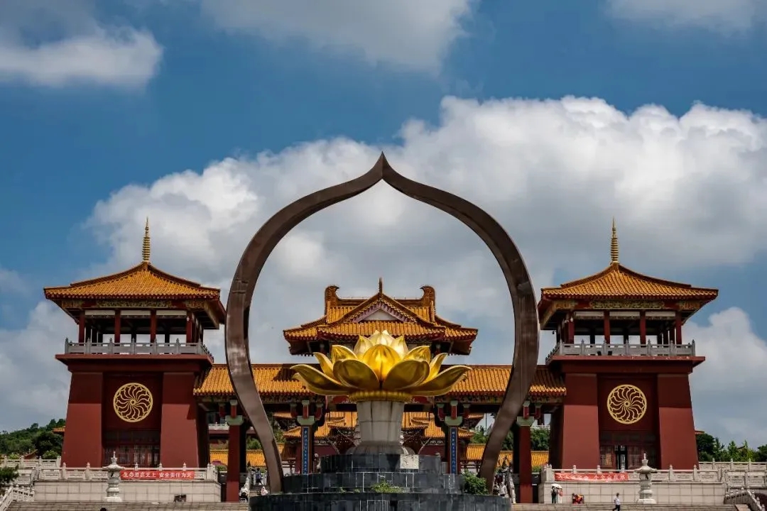 快来一览   宝莲寺     宝莲寺位于江苏省徐州经济技术开发区蟠桃山麓