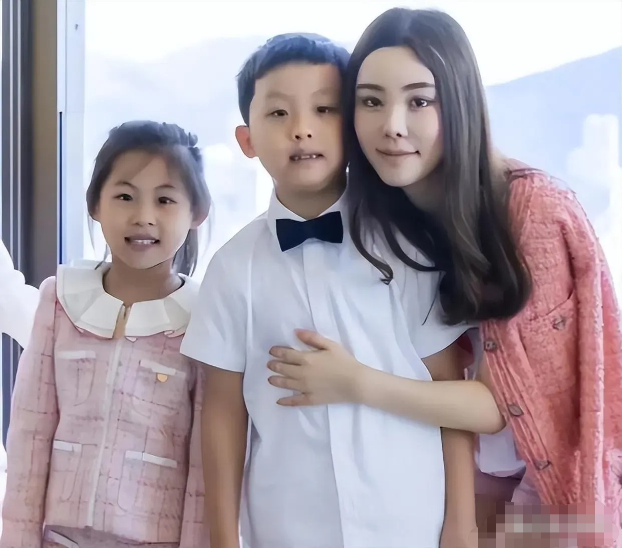 蔡天凤前公公以前是个警察,干到了警长因为性侵案被开除,有案底的