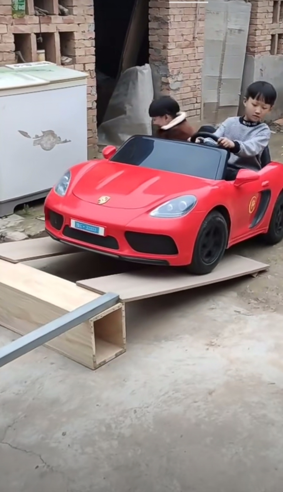 小朋友们,你们太棒了,小小年纪,车技一流啊,姑姑我