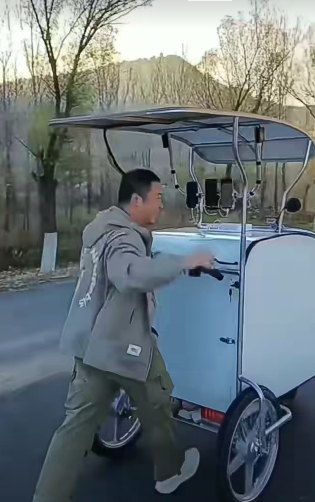 几年前我也是徒步爱好者,那时候没有这种小推车,所有的行李都是自己背