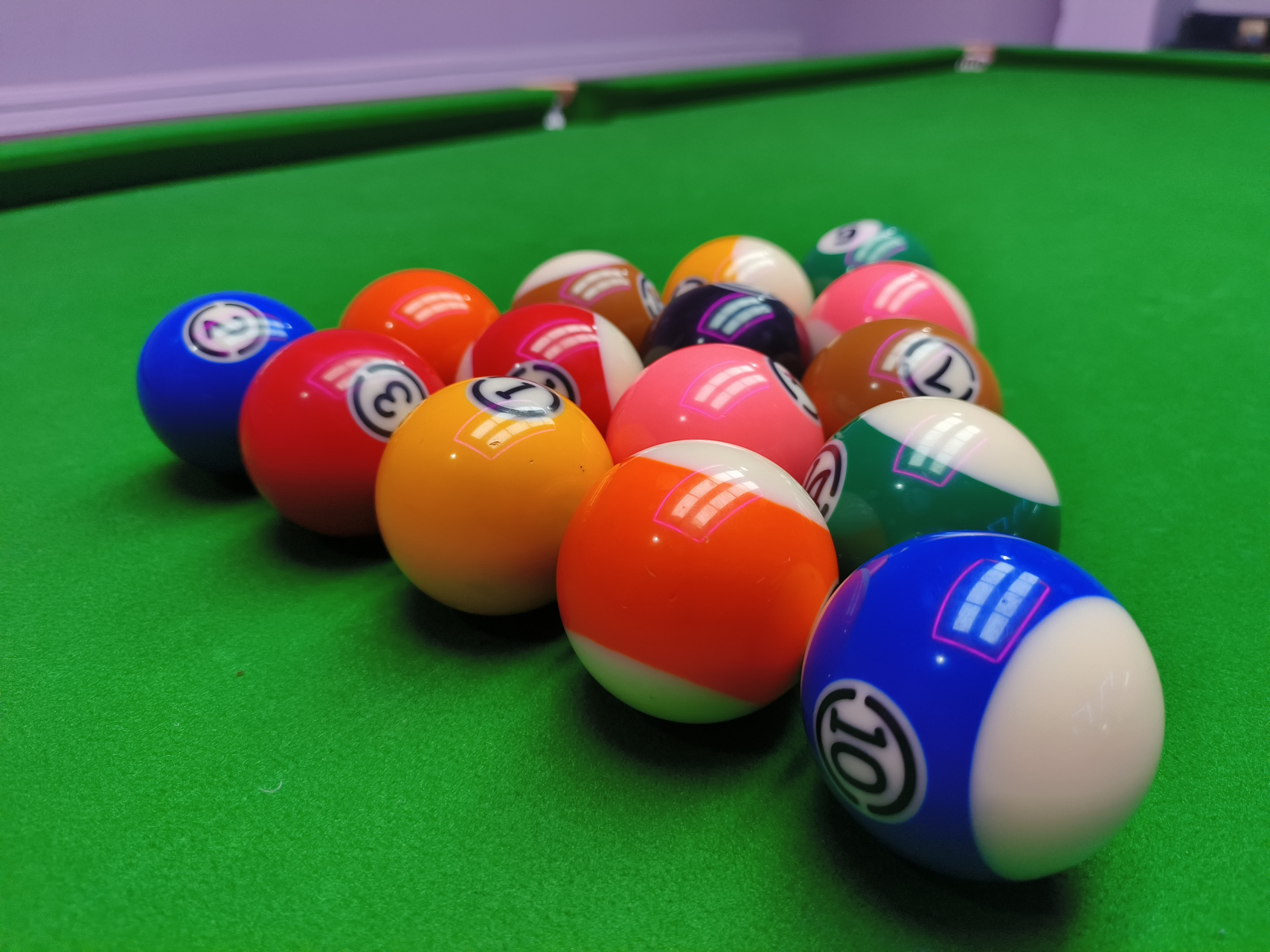 濮阳东建材太子酒店隔壁二楼有一家星耀台球俱乐部,环境优雅,空气质量