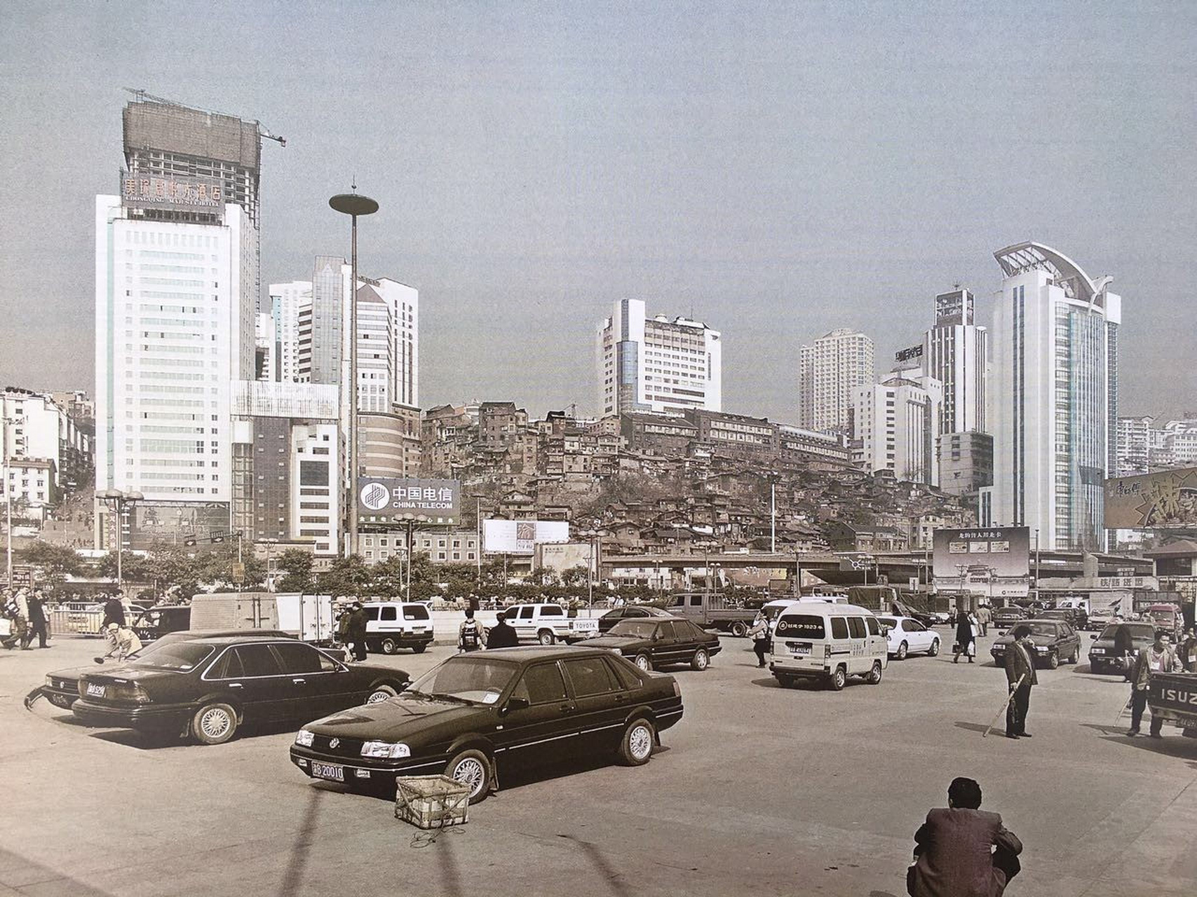 老照片,2003年的重庆生活,那时候的小汽车也是慢慢多了起来,马路上