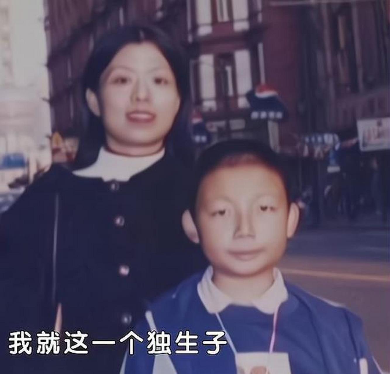 老照片,那时候的许敏和养子姚策的一张生活照,两人的脸上都是流露出