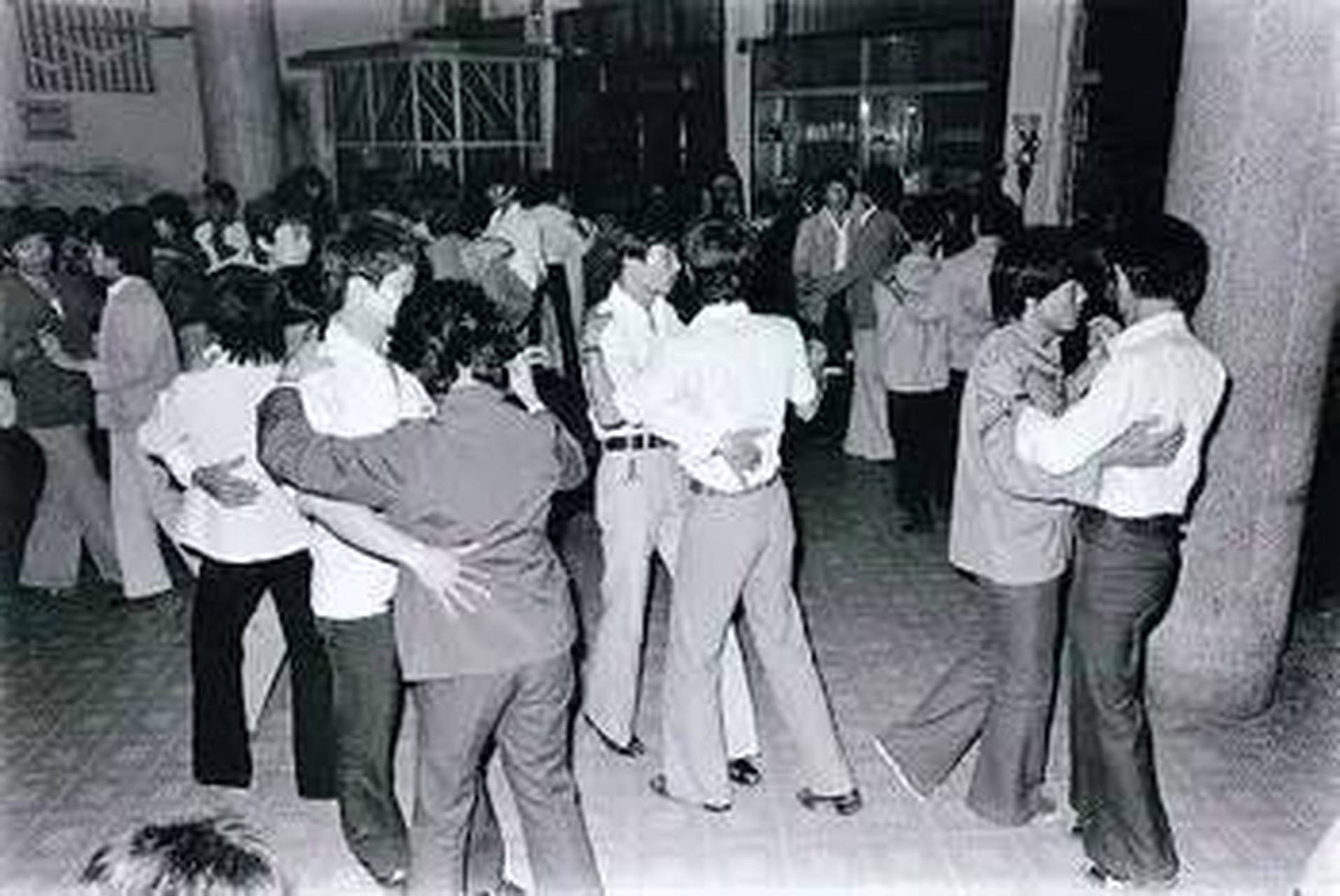 一张生活老照片,90年代的河南郑州,一群正在学习跳西方舞蹈的人们,看