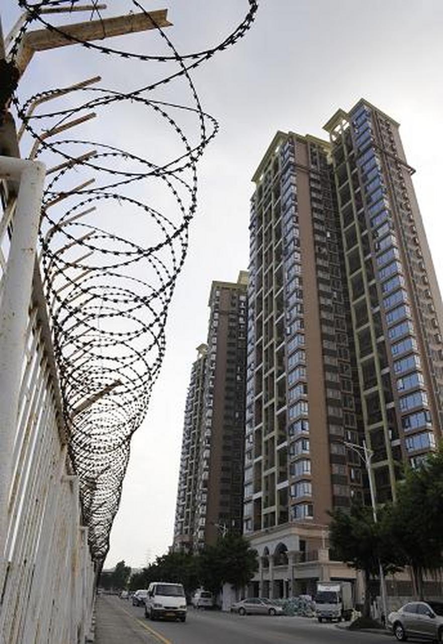 在深圳和香港交界的罗芳村,一道长长的铁丝网,隔着2个城市香港和深圳