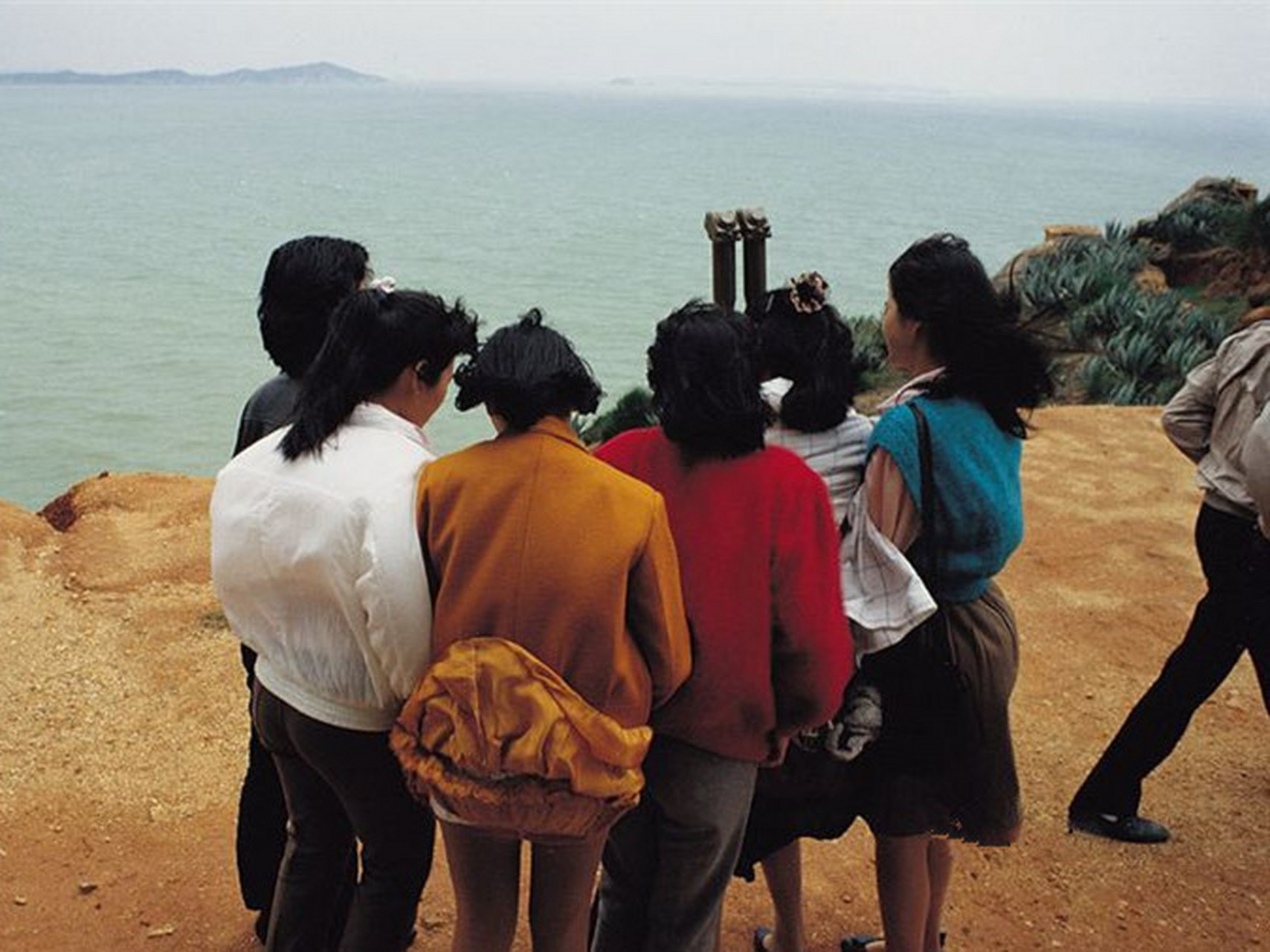 老照片,1988年代的深圳宝安,那时候的一群女孩子正在看海,非常朴素