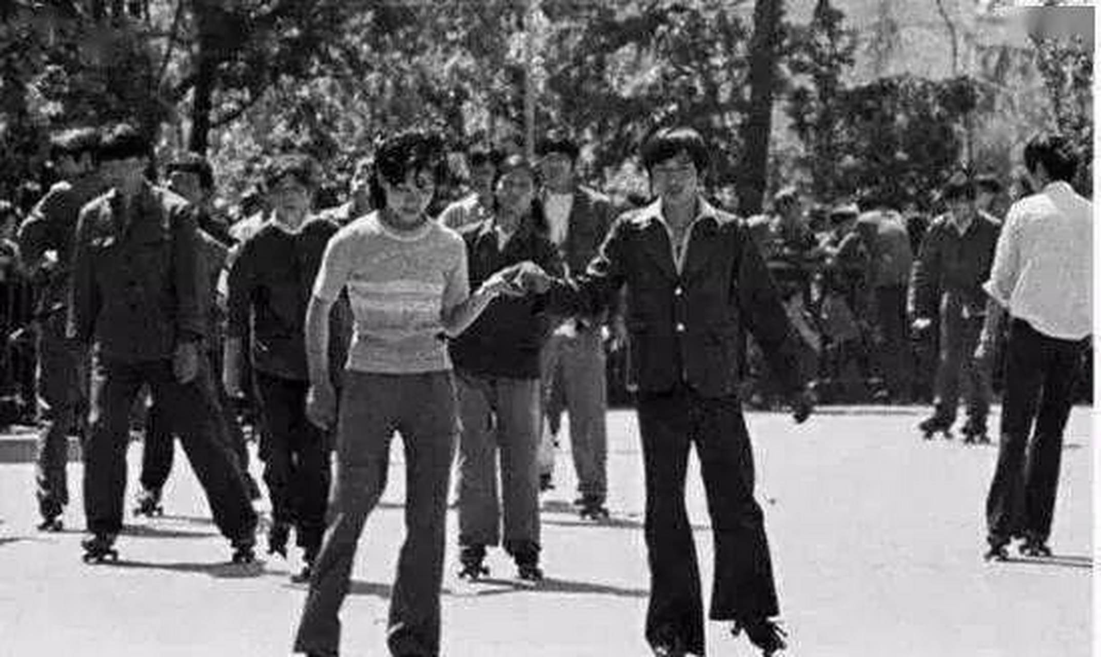 一张生活老照片,80年代的山城重庆,那时候的溜冰场,很多年轻的男女