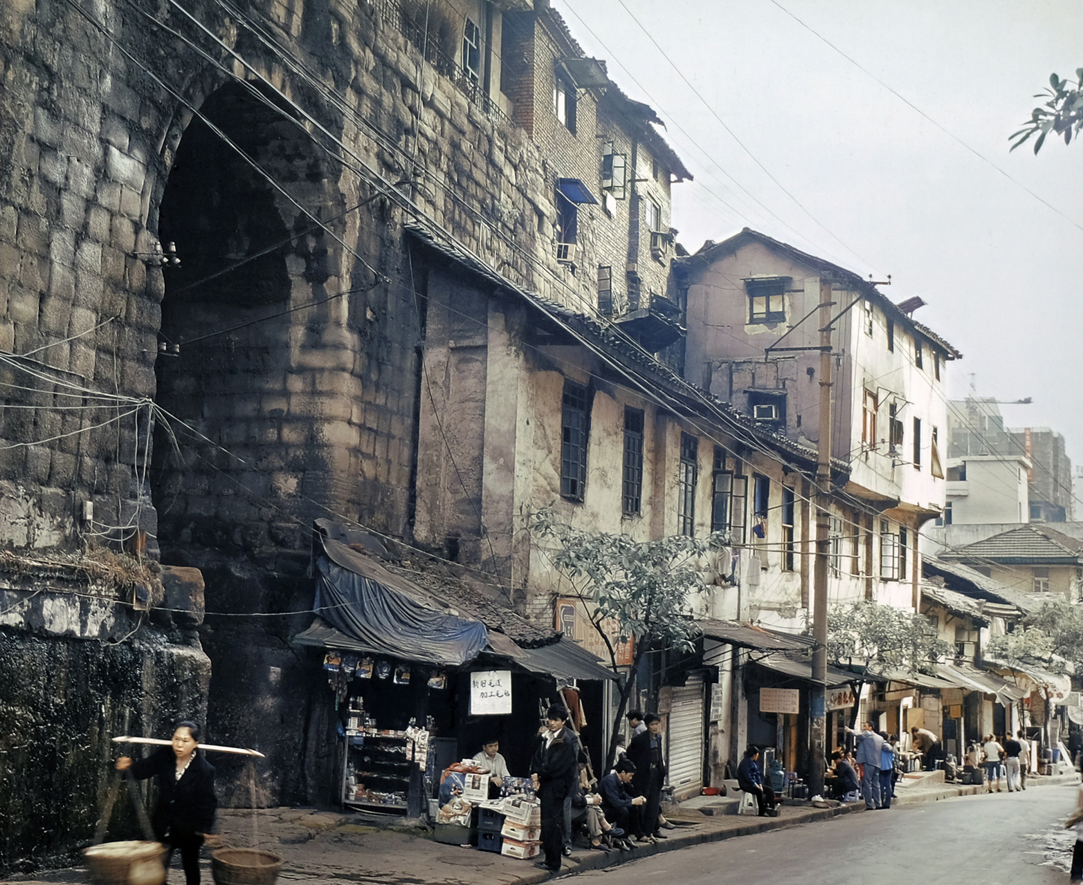 一张生活老照片,90年代的山城重庆一张老照片,你知道这是重庆哪里吗?
