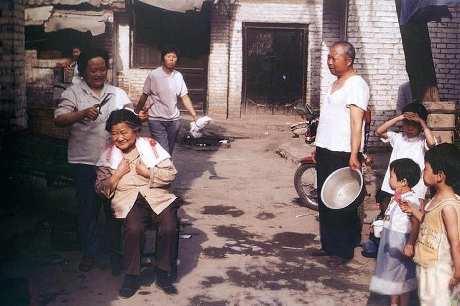 一张生活老照片,1988年的南昌,那时候的农村一名女子在给自己的妈妈剪