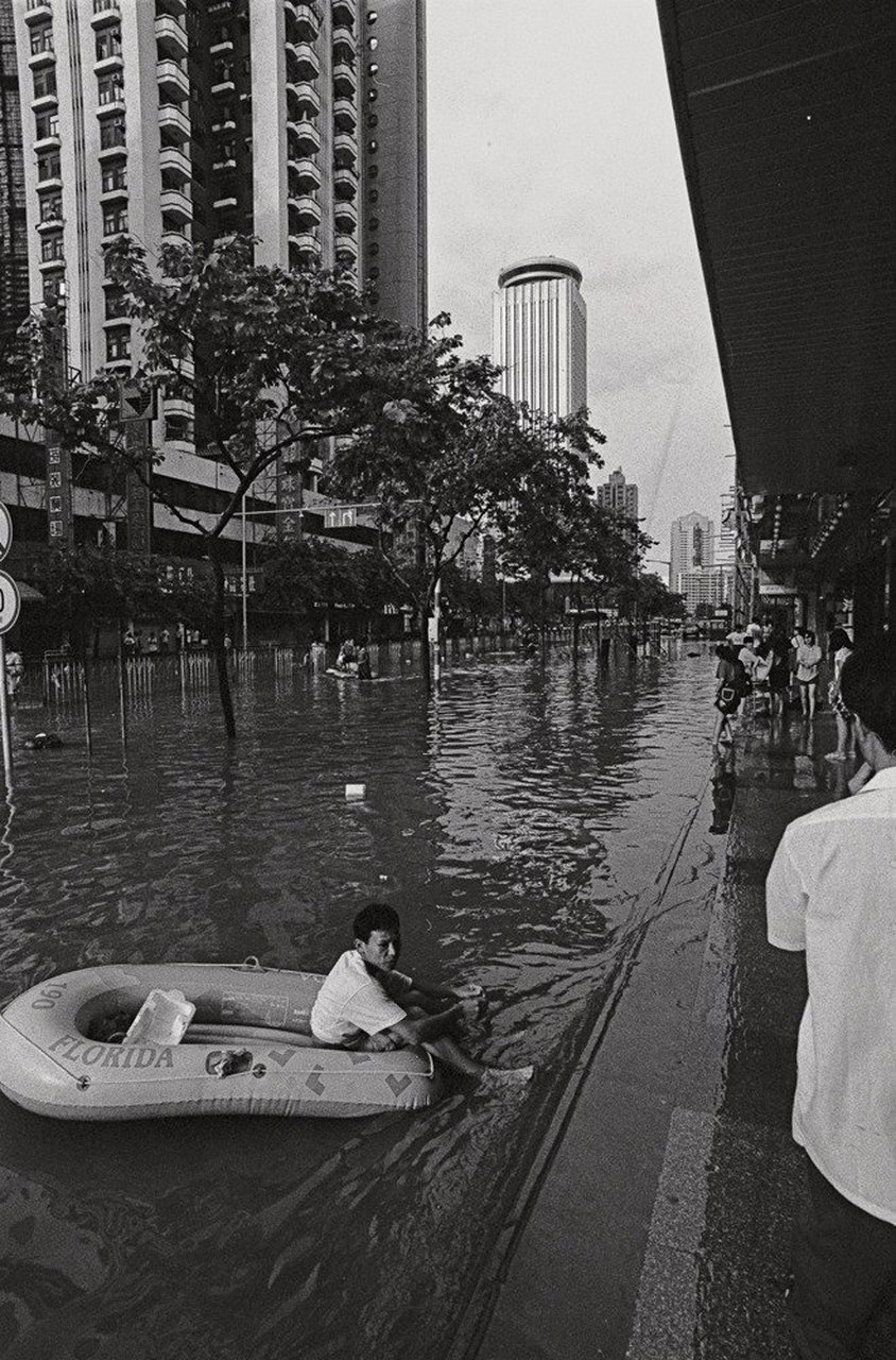 珍贵历史老照片,1994年,深圳市区暴雨水灾,正在南湖水上划船.