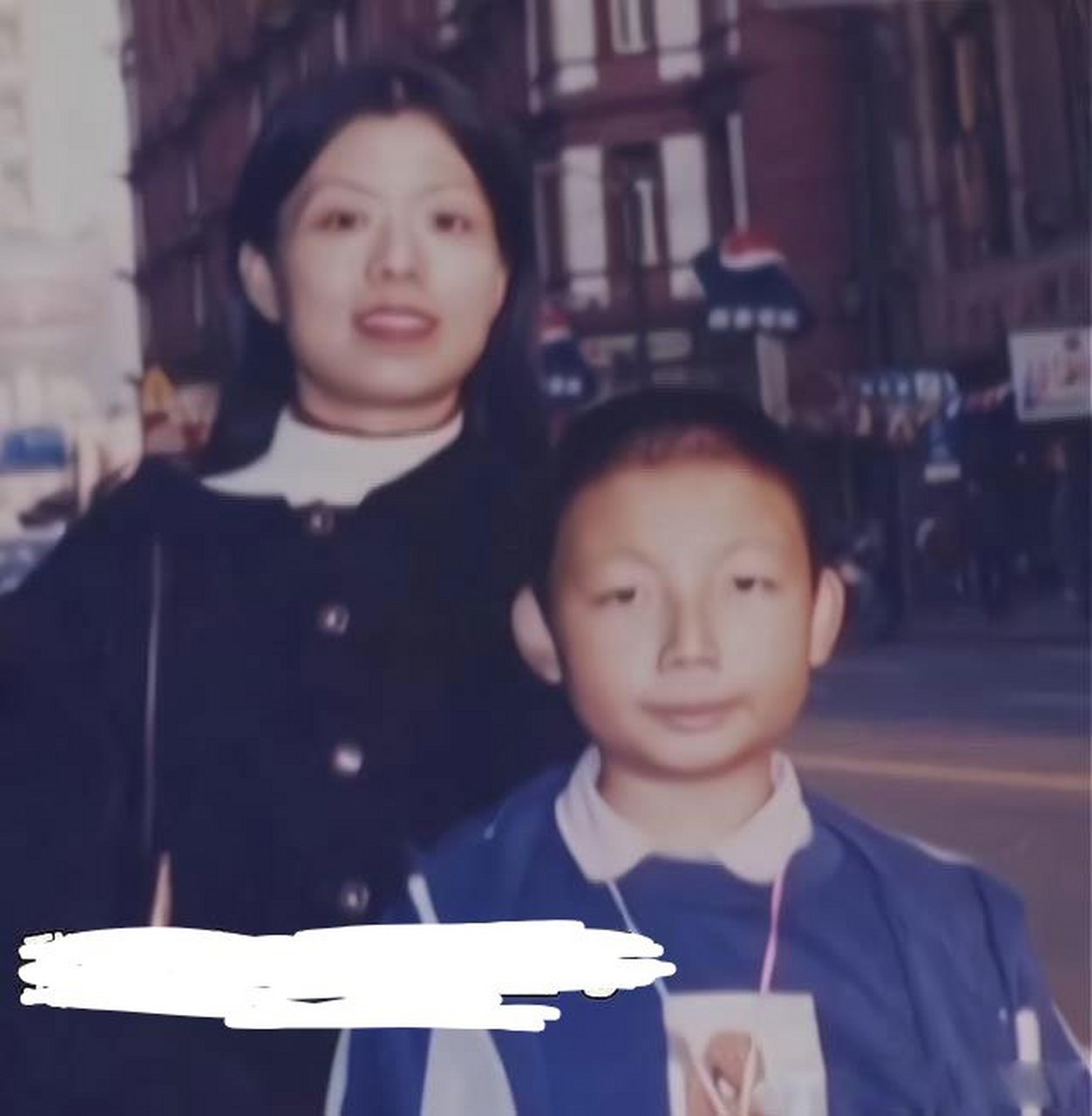 一张珍贵生活老照片,年轻时候的许敏和读小学的养子姚策一张生活照,那