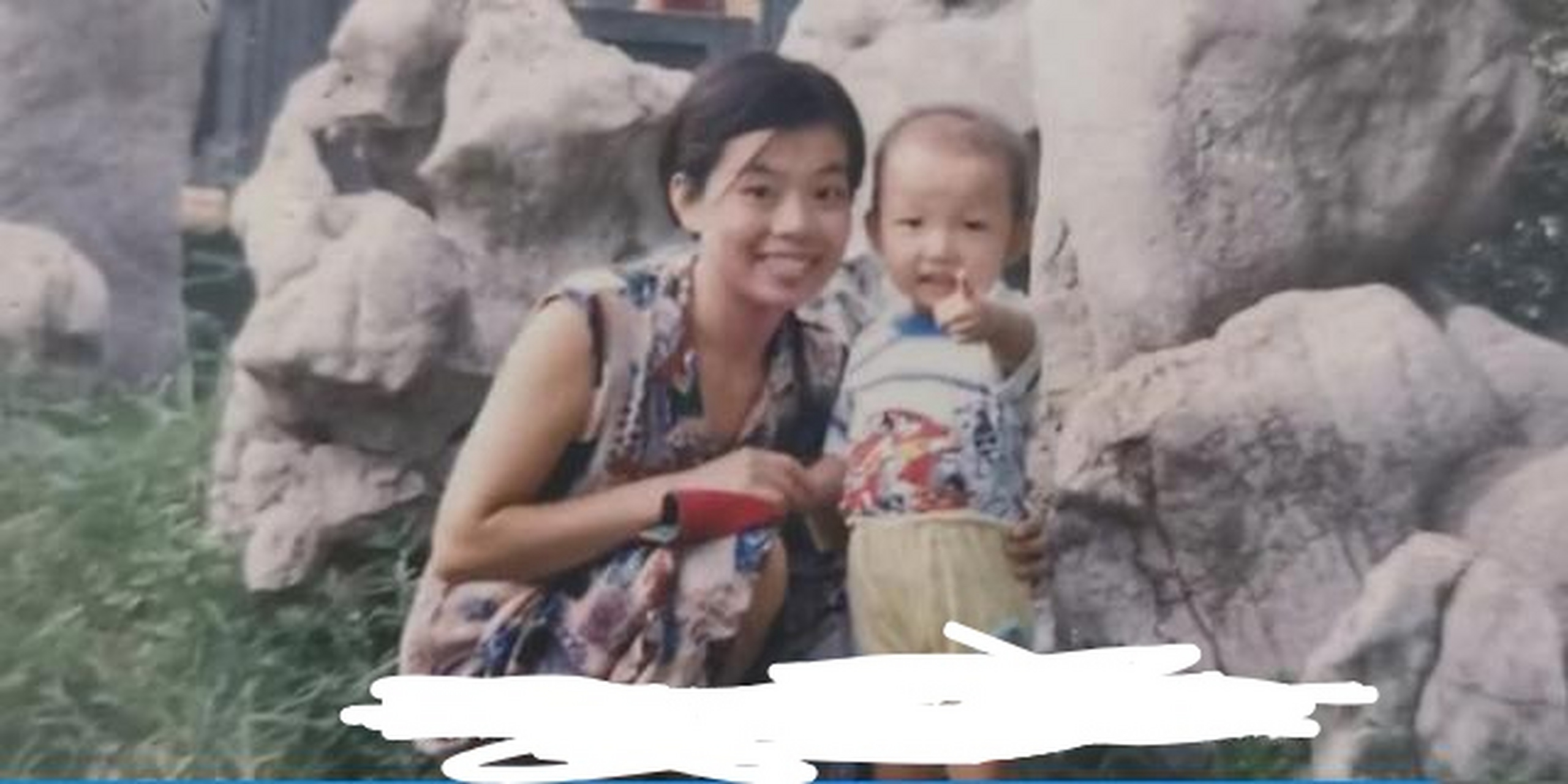 一张生活老照片,年轻时候的许敏和养子姚策一张合照,那时候的许敏打扮