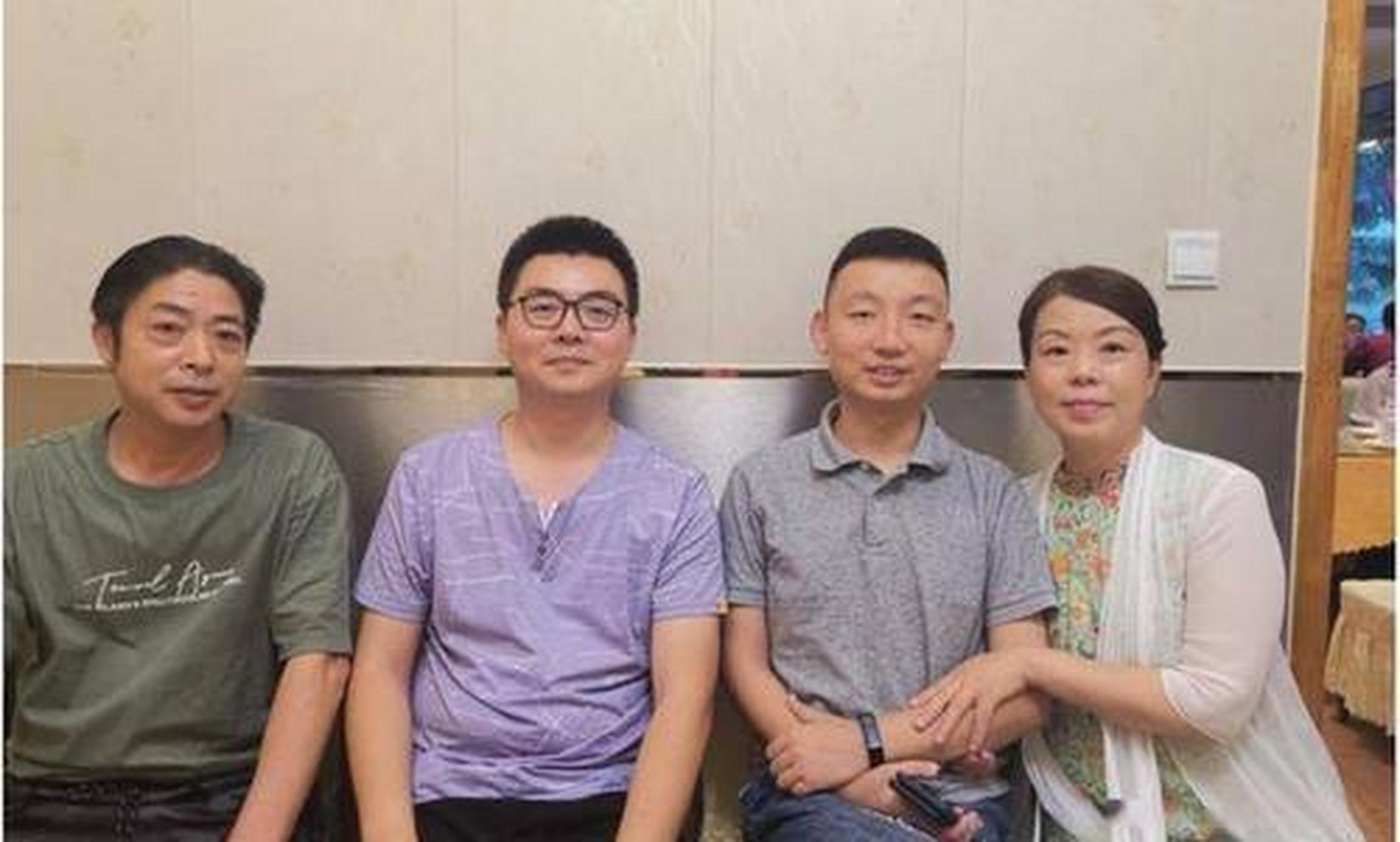 可以看出许敏也是非常疼爱姚策的,手也是搭在姚策手上,儿子郭威和许敏