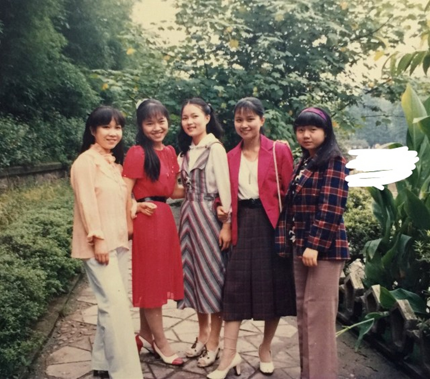 一张生活老照片,90年代的河南郑州,那时候的5名女子在公园里面散步的