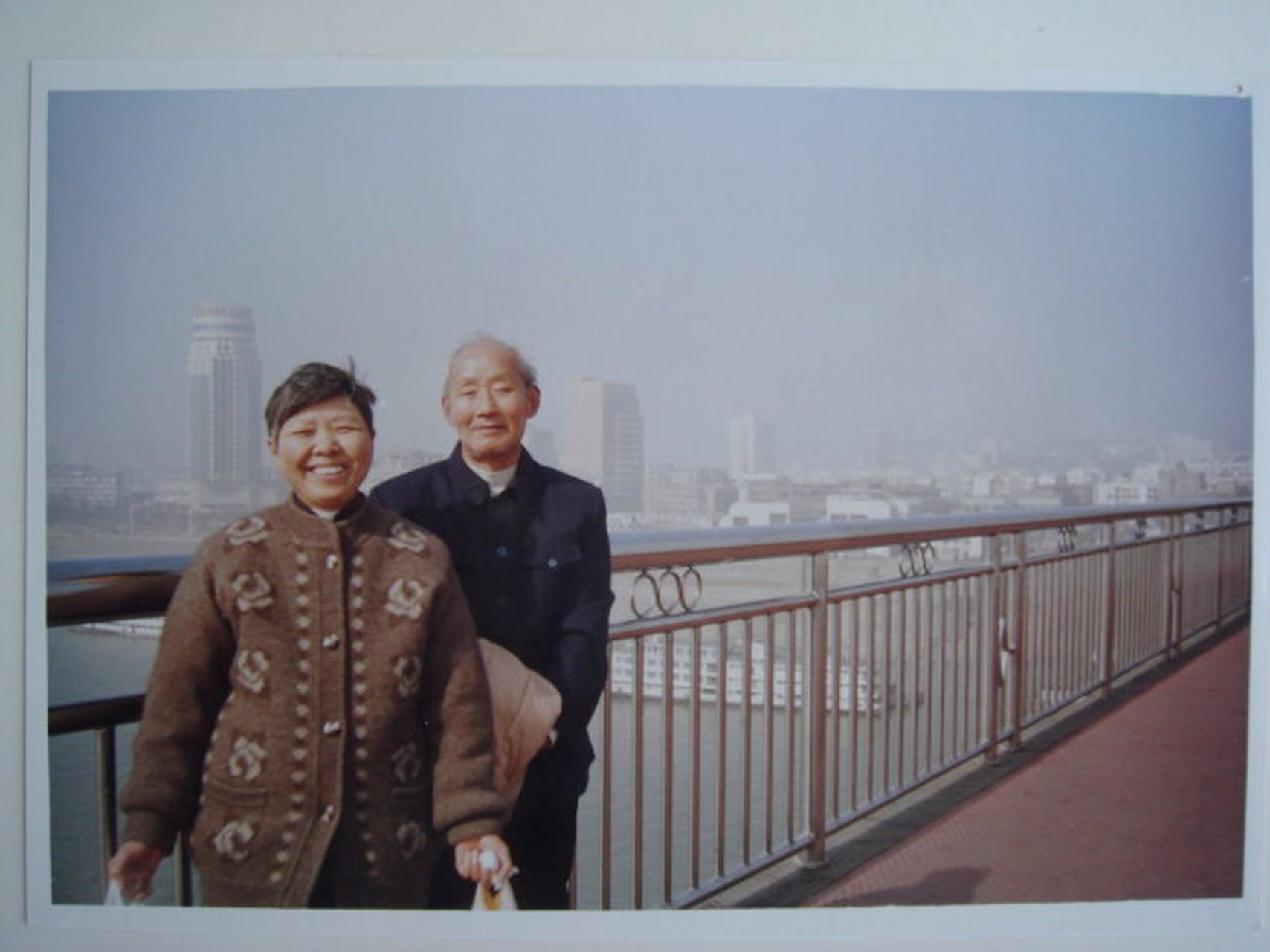 一张生活老照片,2002年的重庆,一对老夫妻在夷陵长江大桥上的一张合照