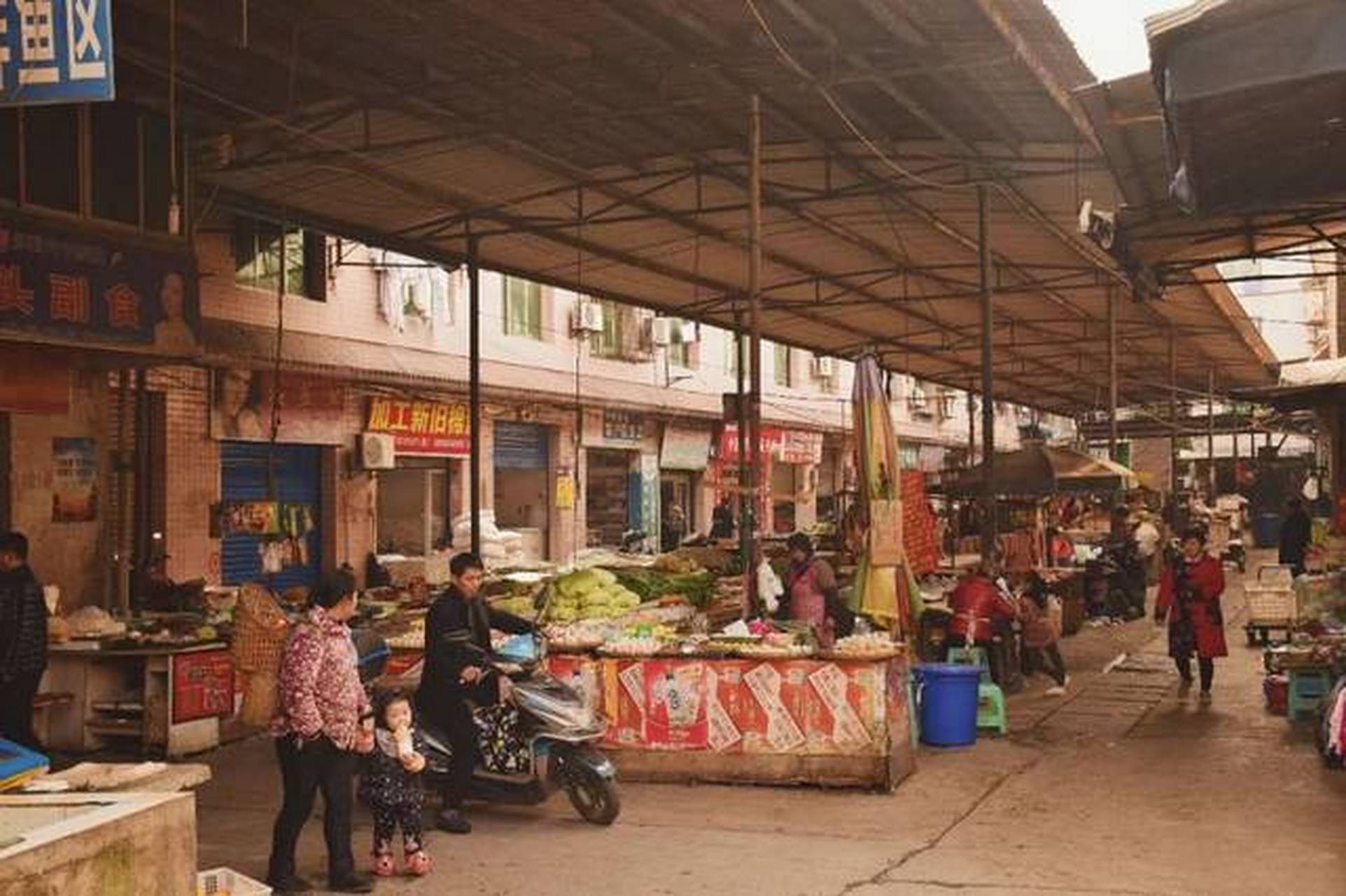 一张生活老照片,2004年的重庆菜市场,那时候的人特别朴素,实在,那时候