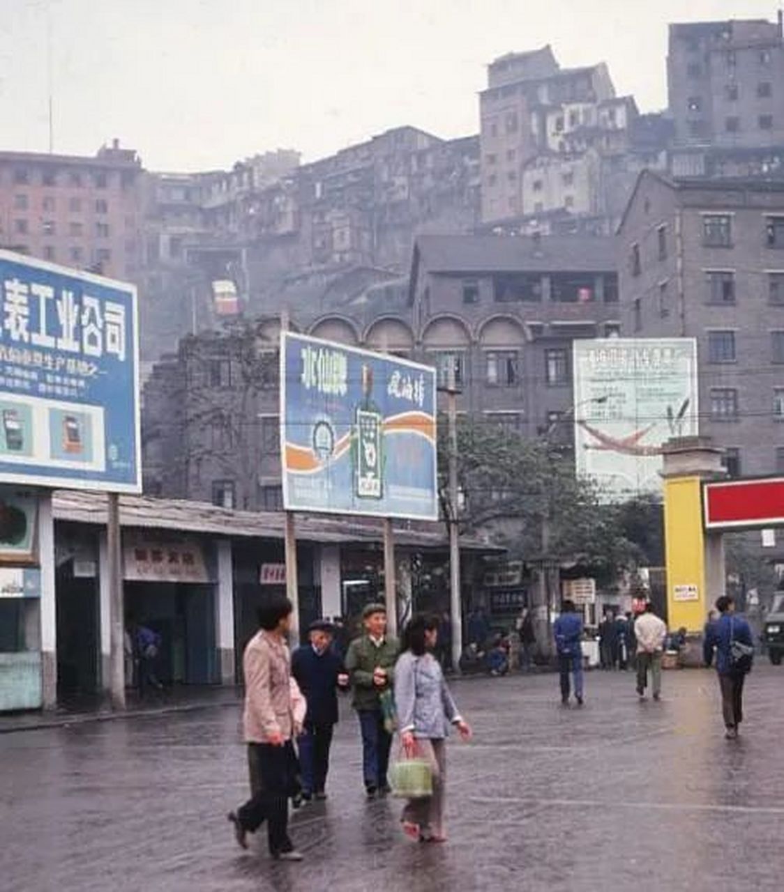 一张生活老照片,80年代的重庆一张老照片,你知道这是重庆哪里吗?