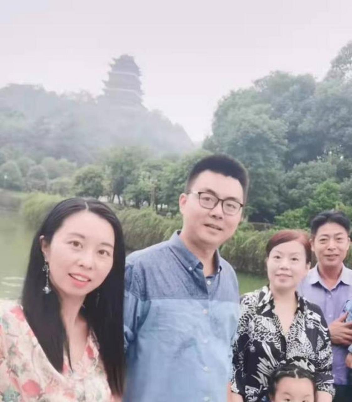 郭威田静两口子在外面游玩的一张合照,可以看出许敏和郭威还是很像的