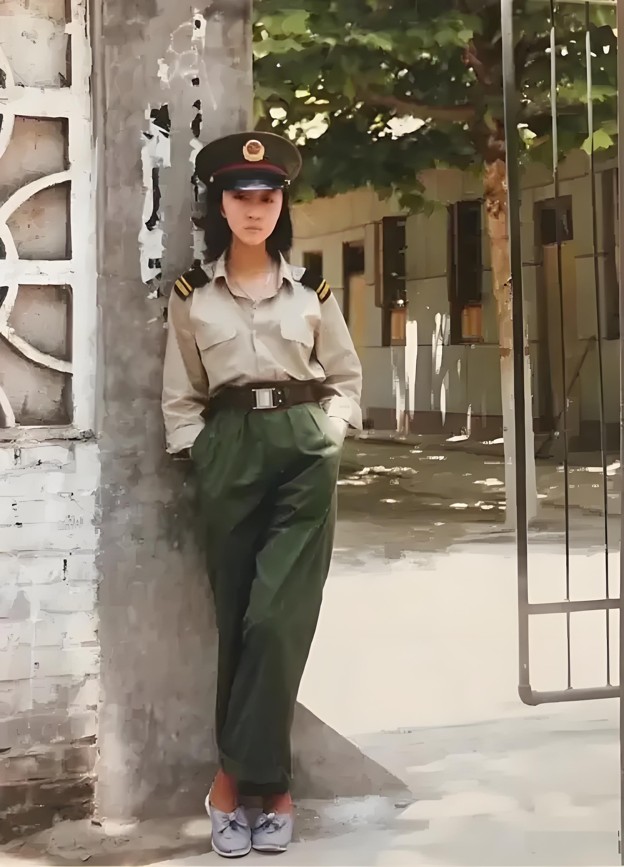 所以说大家看到的那个年代的军装显得肥大与宽