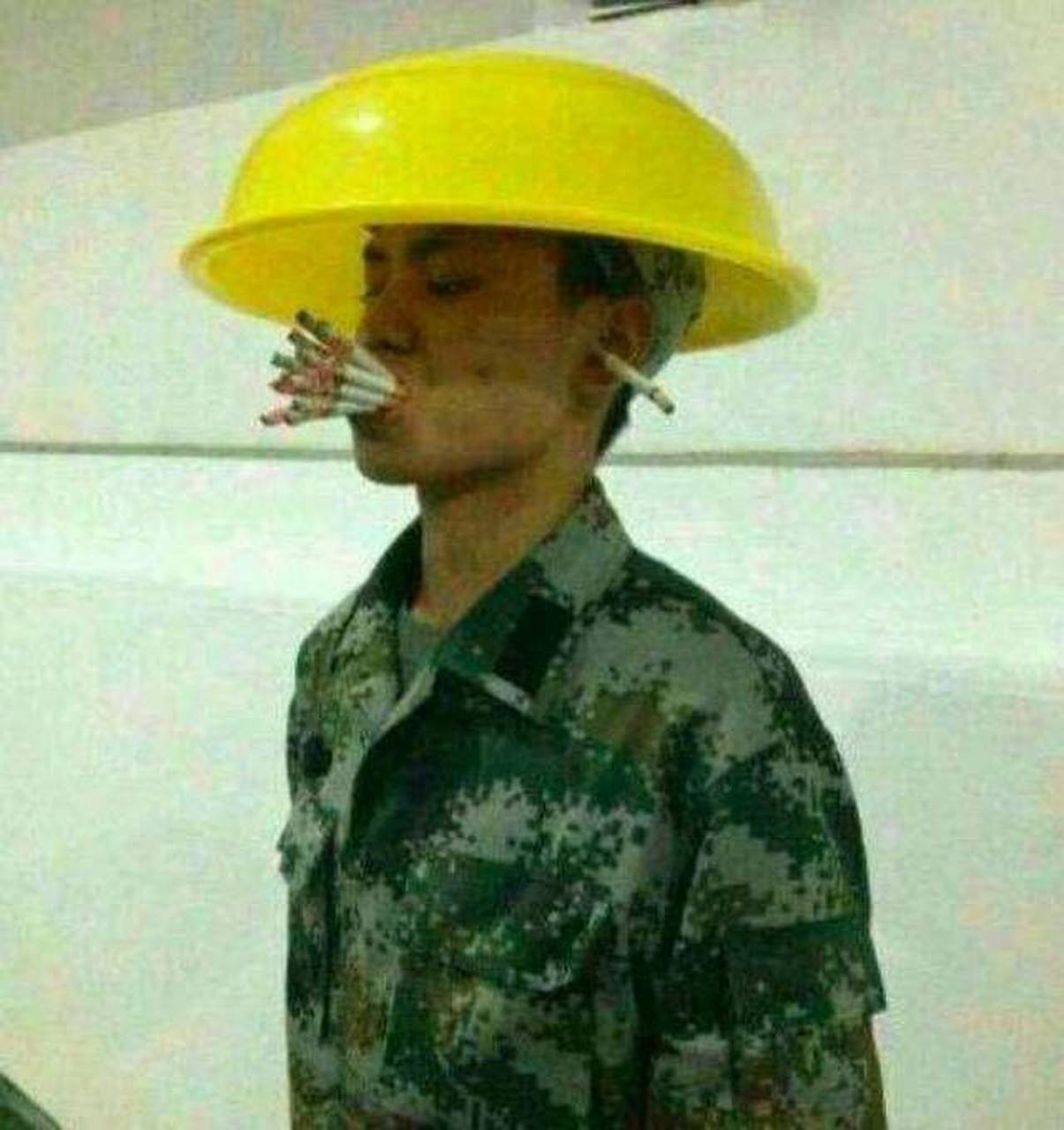 但在部队里,新兵是不让抽烟的!想抽,就得躲起来