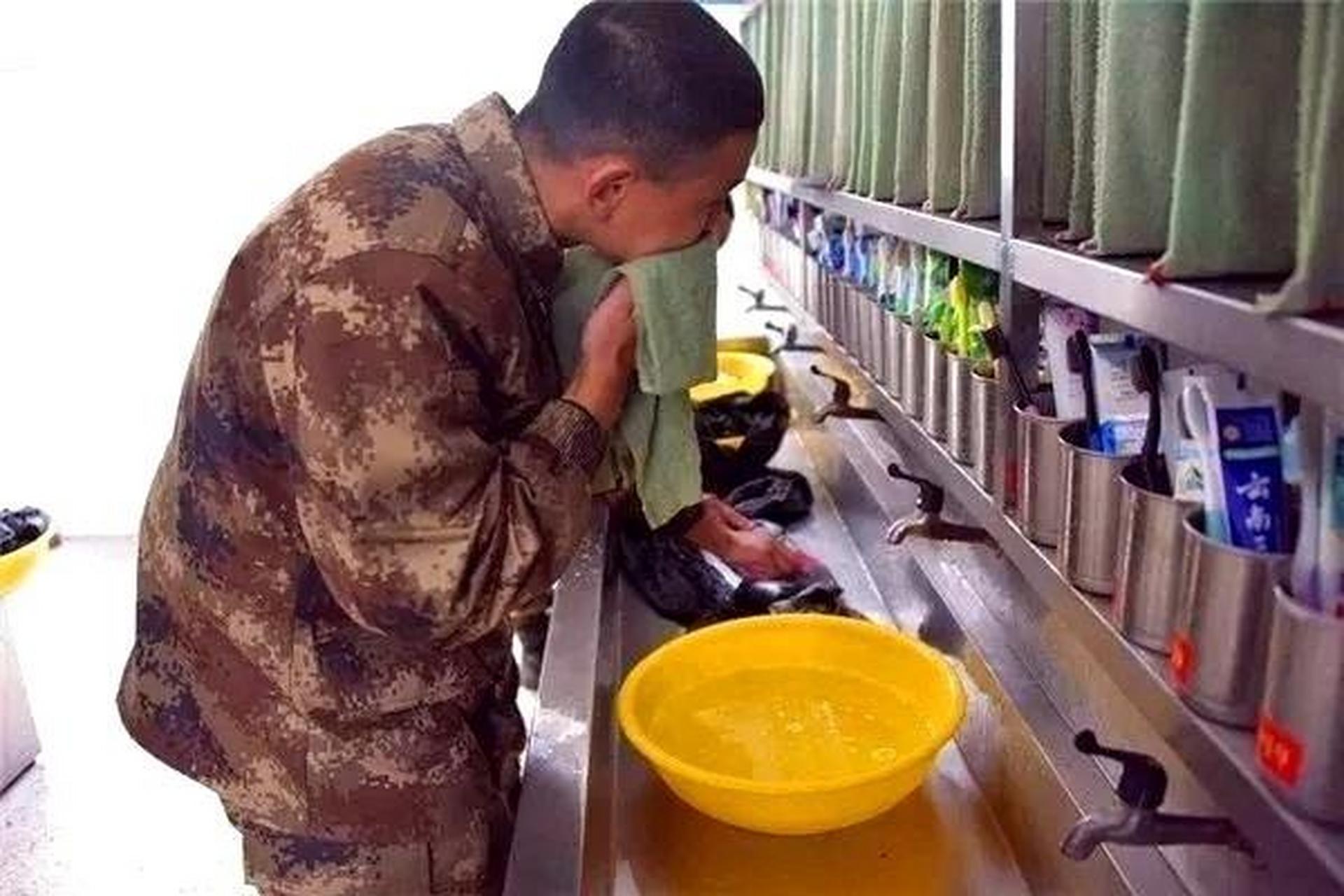 印象中,军营中的脸盆