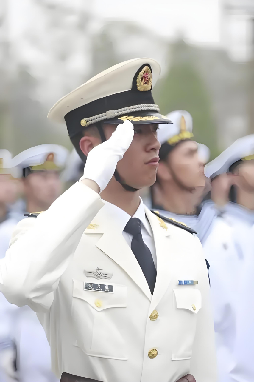 他是作为特殊人才被特招入伍的,一进部队就被授予上尉军官.