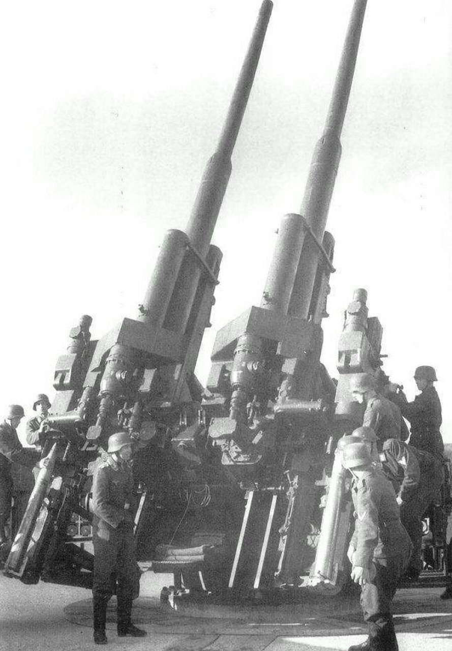 这些炮塔在柏林防空塔守军与苏军和解后悉数被炸毁.