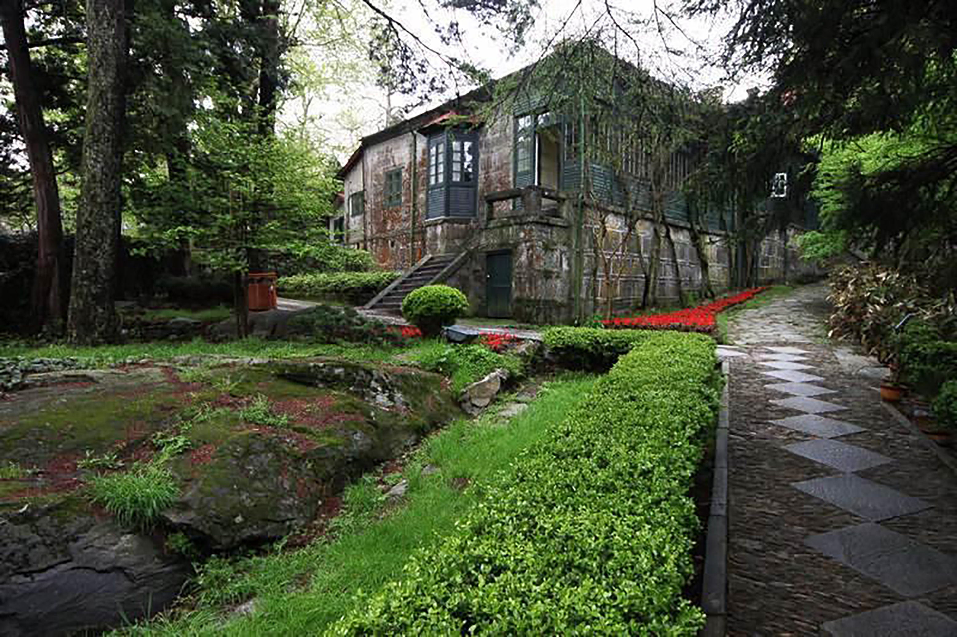 在庐山牯岭东谷长冲河畔,有一座掩隐在一片绿荫深处