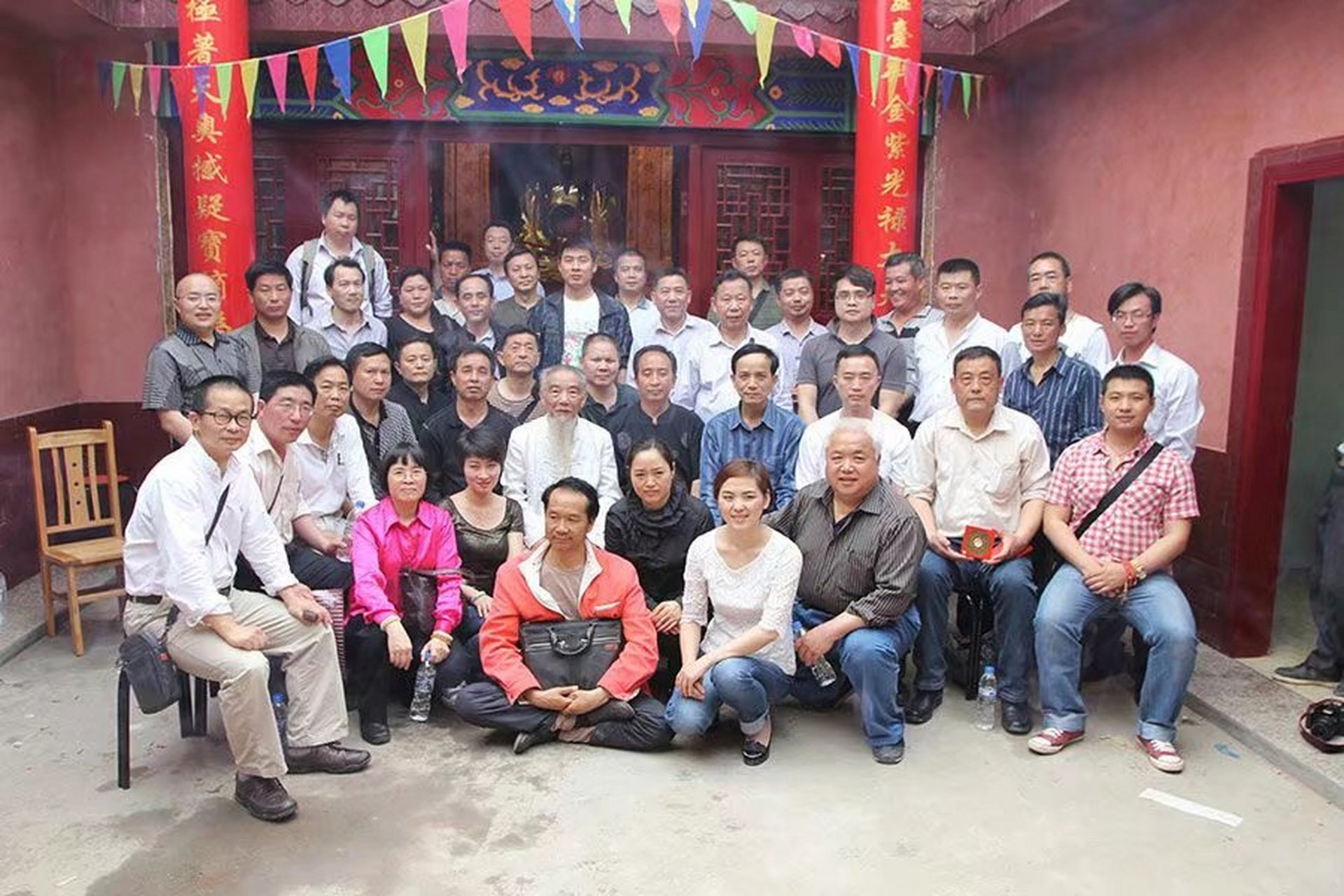 易申甫师父携杨公风水入室弟子为杨公庙开光大典合影留念