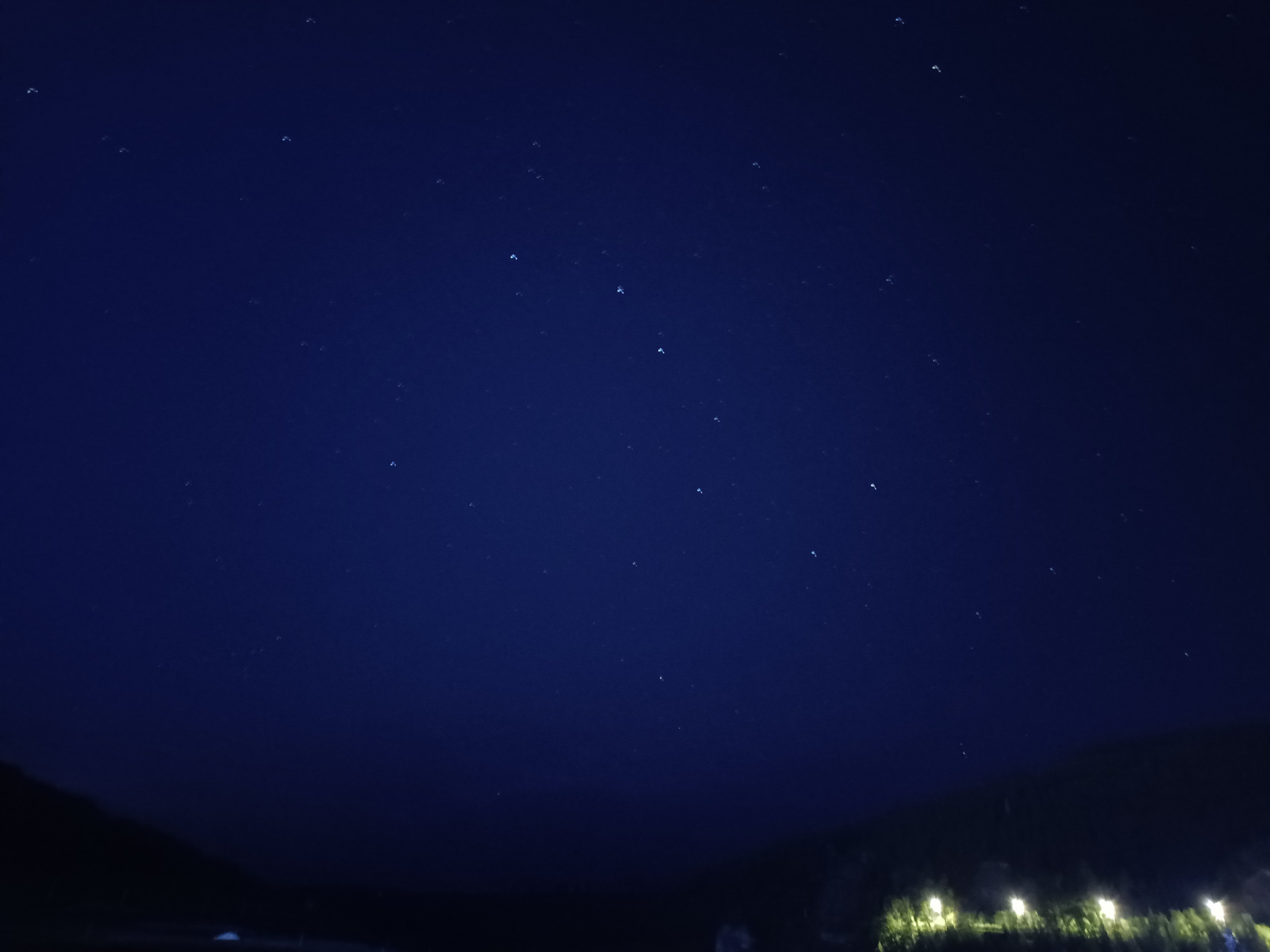 昼赏微云夜观星,醒亦念卿,寐亦念卿