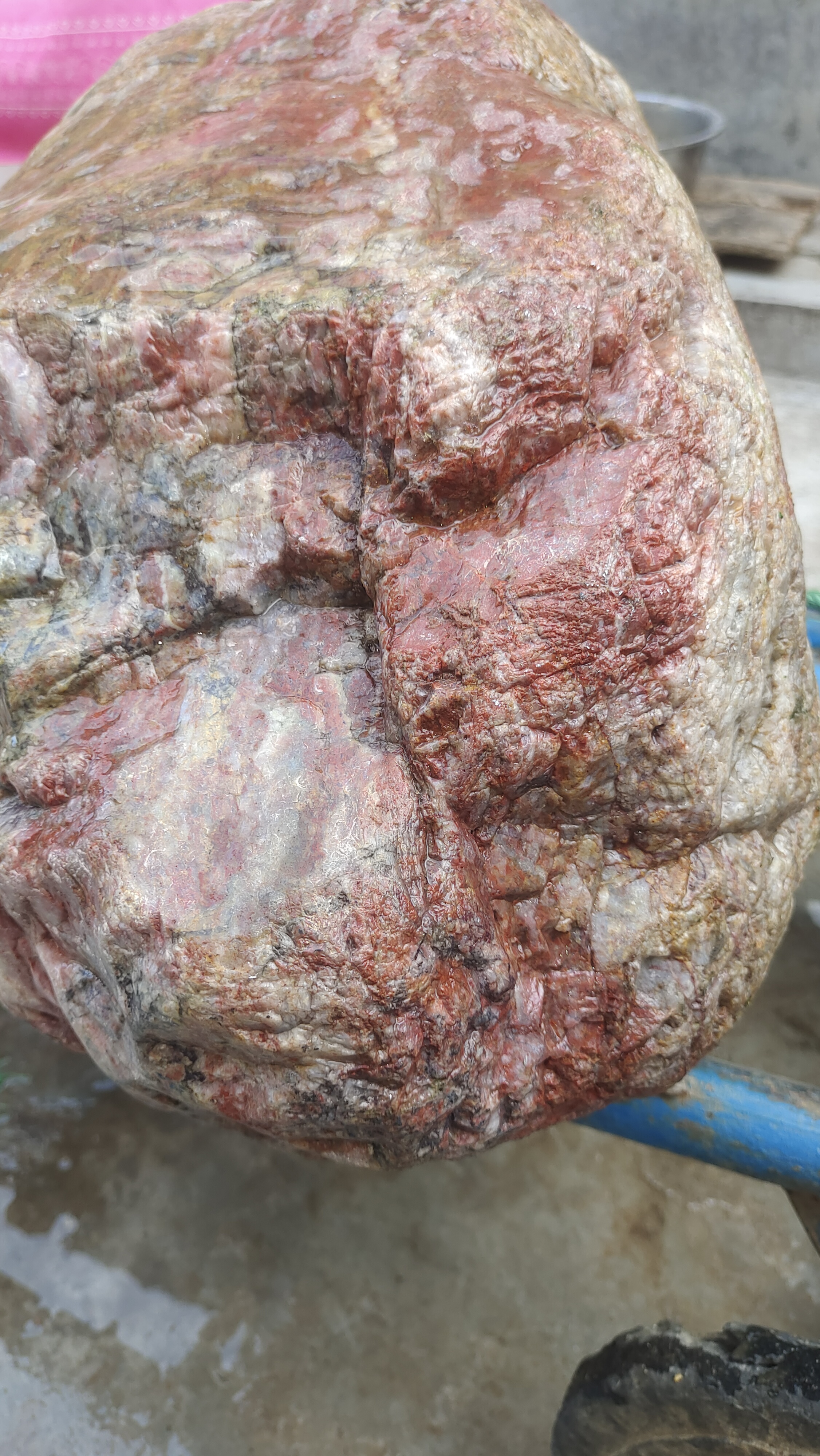 渭河奇石,这是鸡血石吗?