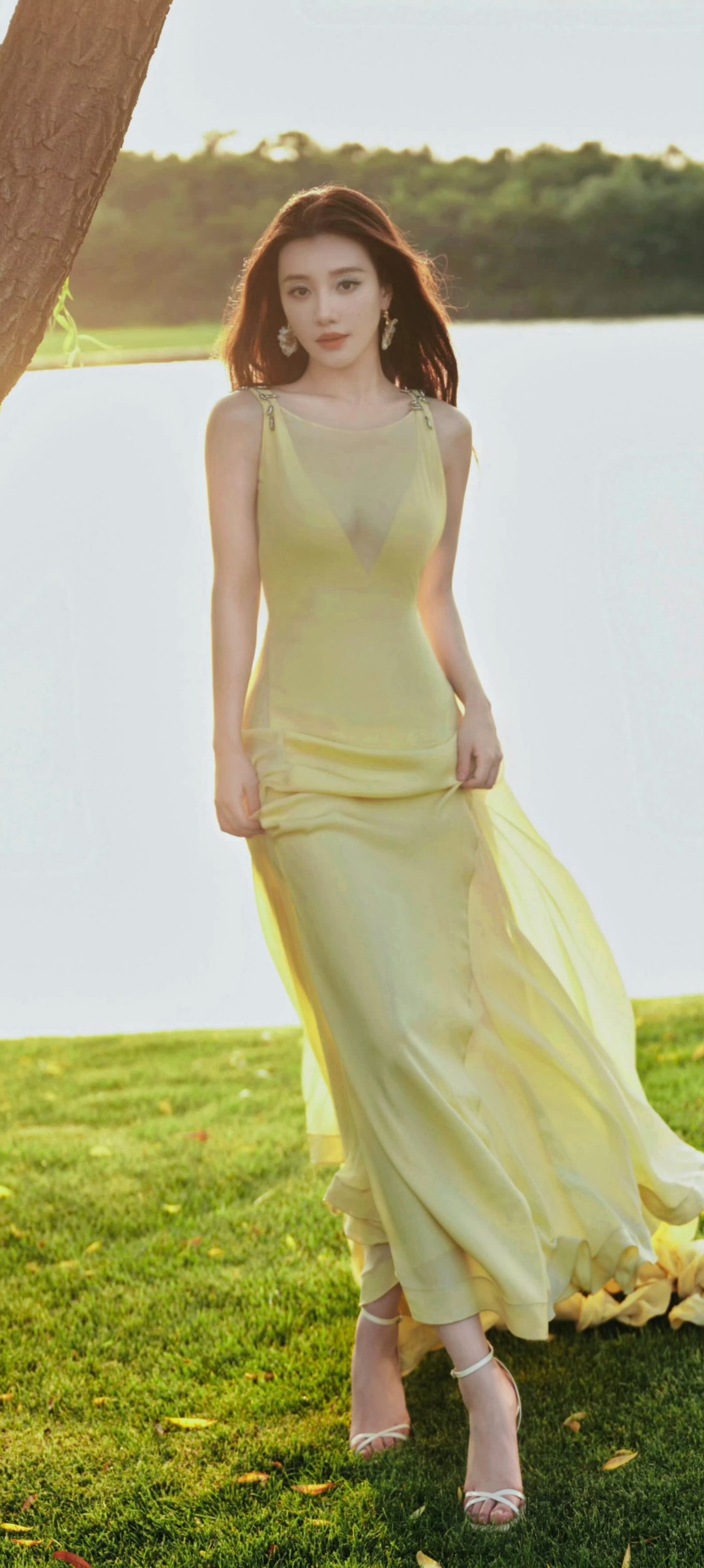 王鹤润这身淡黄色长裙造型美到失语!