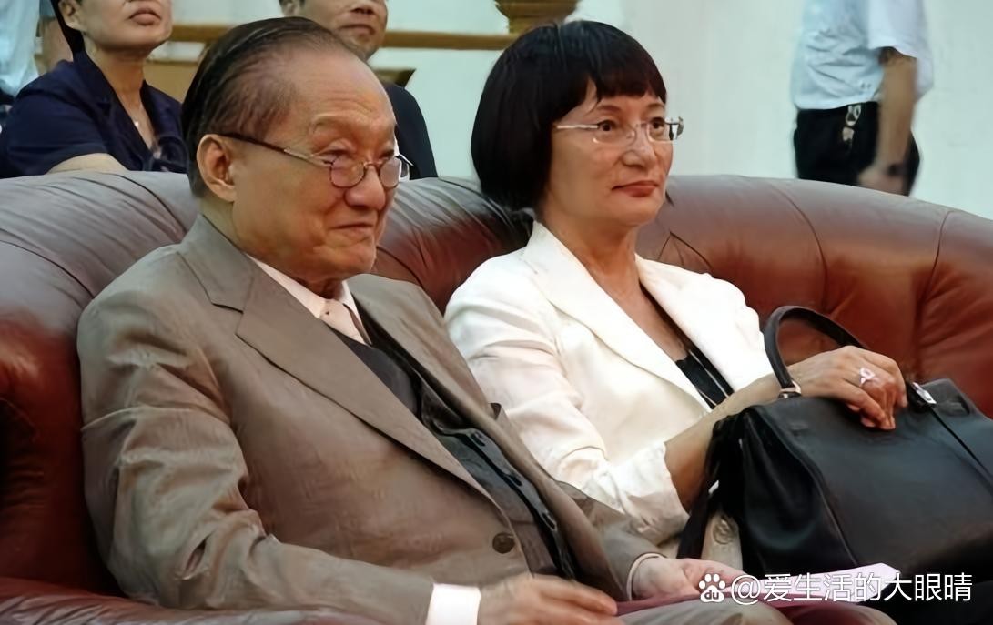 她叫林乐怡,本来就是个普通的酒吧服务员,长得不美,也没有什么文化