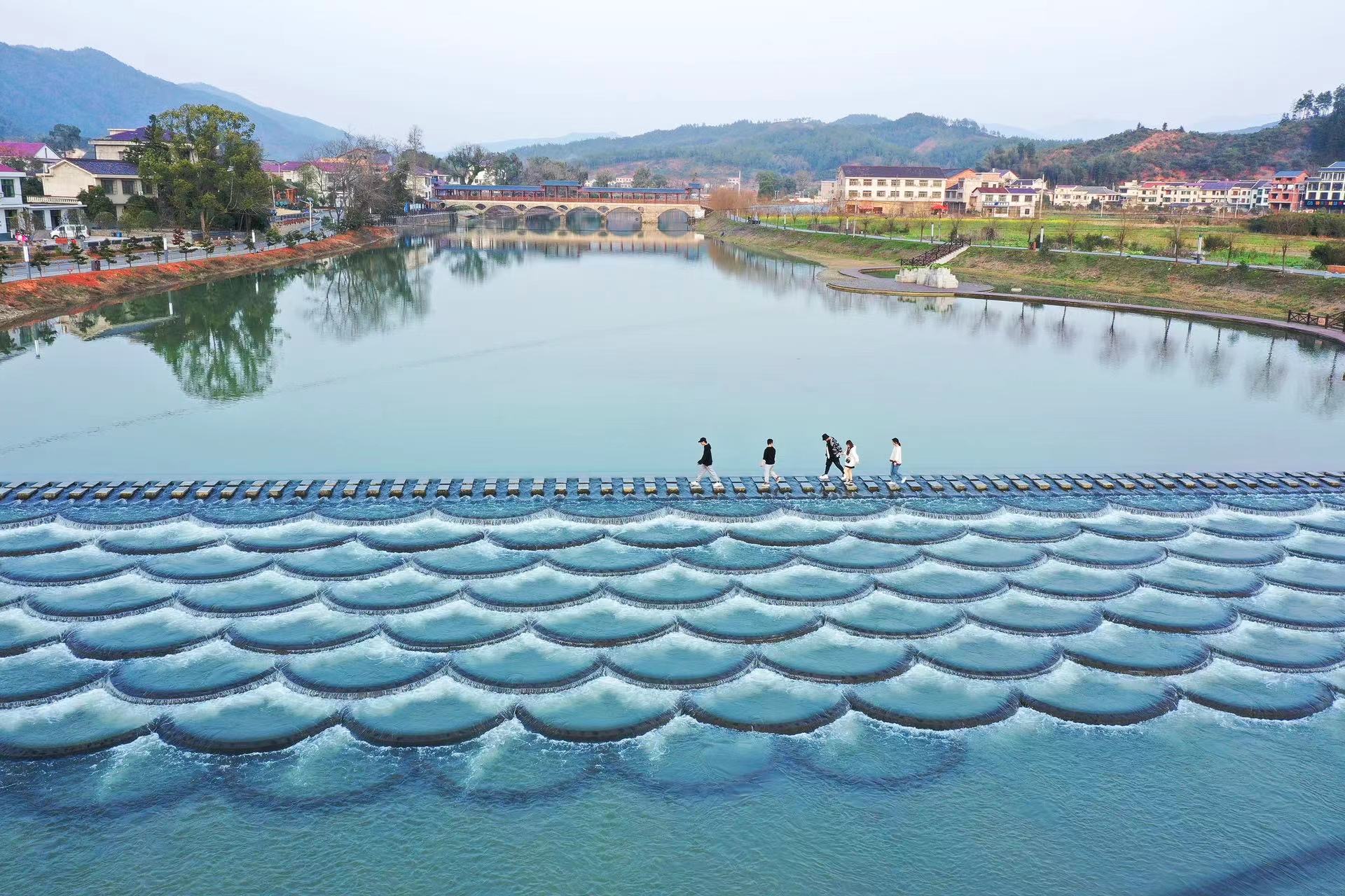 我借鱼鳞冲冲凉,  酷爽一夏不思家.
