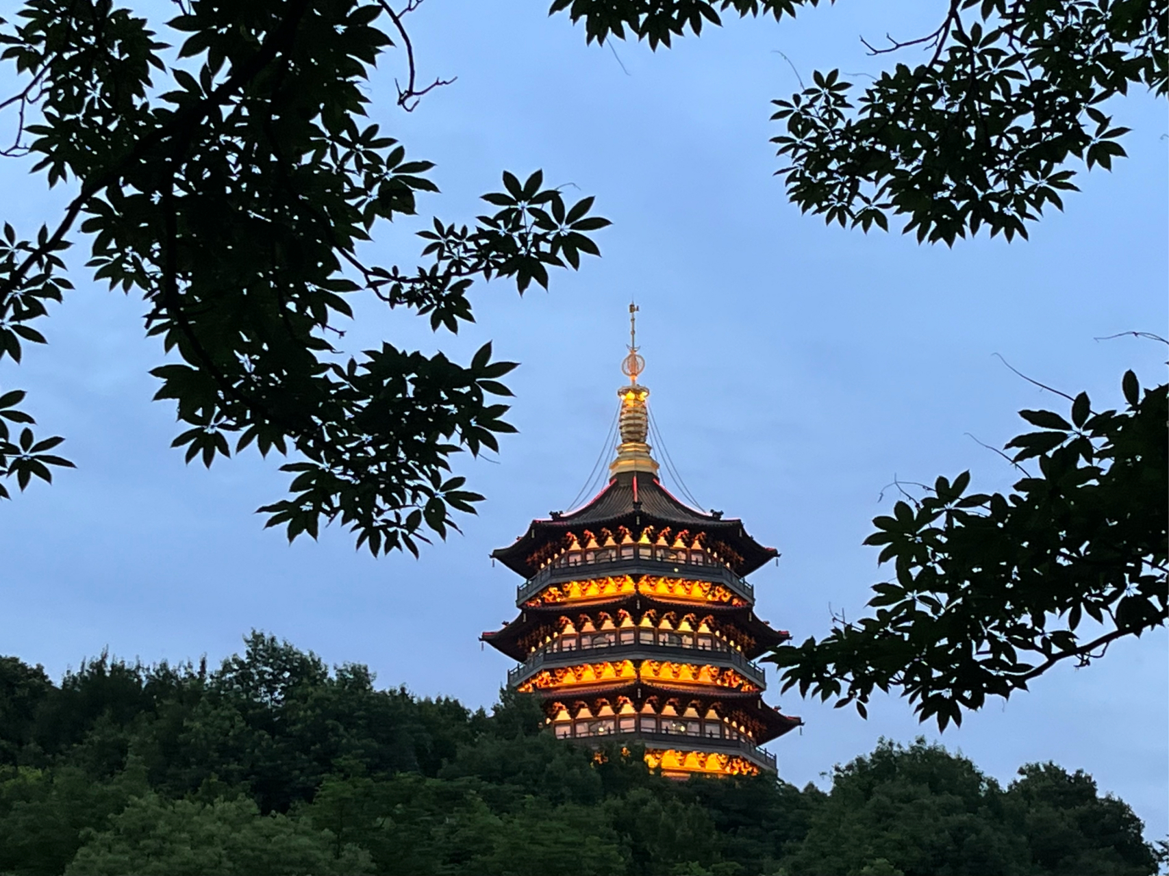 杭州最著名的四座古塔:分别是雷峰塔,保俶塔,六和塔,白塔,除了雷峰塔