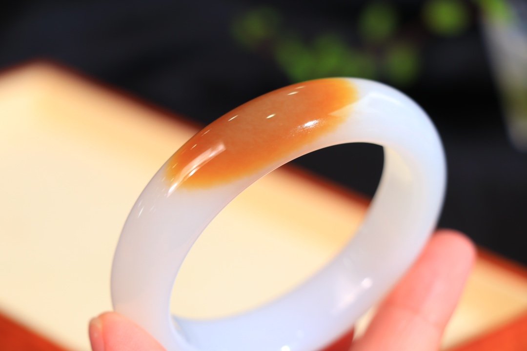 收藏臻品和田玉糖白玉羊脂手镯58口径,红糖白肉,糖色红润,老坑料子