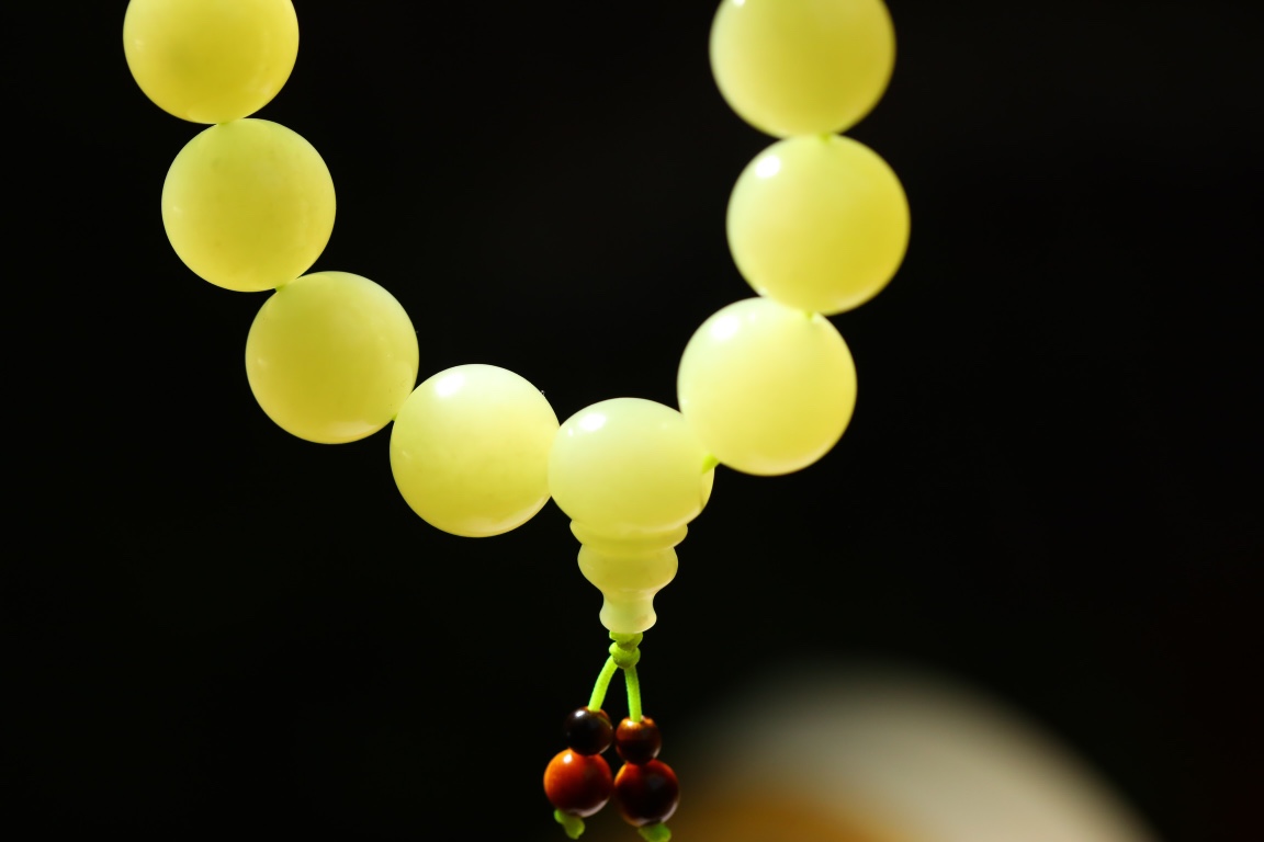 和田玉若羌黄口料手串手链,黄口老坑料,肉质细腻油润,黄色浓郁鲜艳