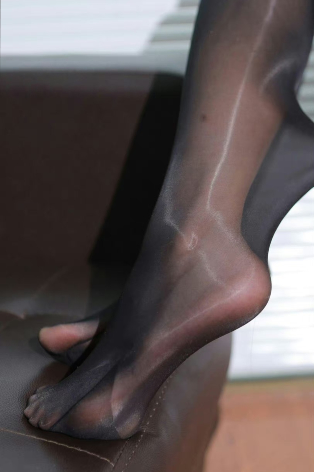 黑色袜子真是显瘦又遮瑕的神器!搭配我的小白鞋,秒变时尚达人!