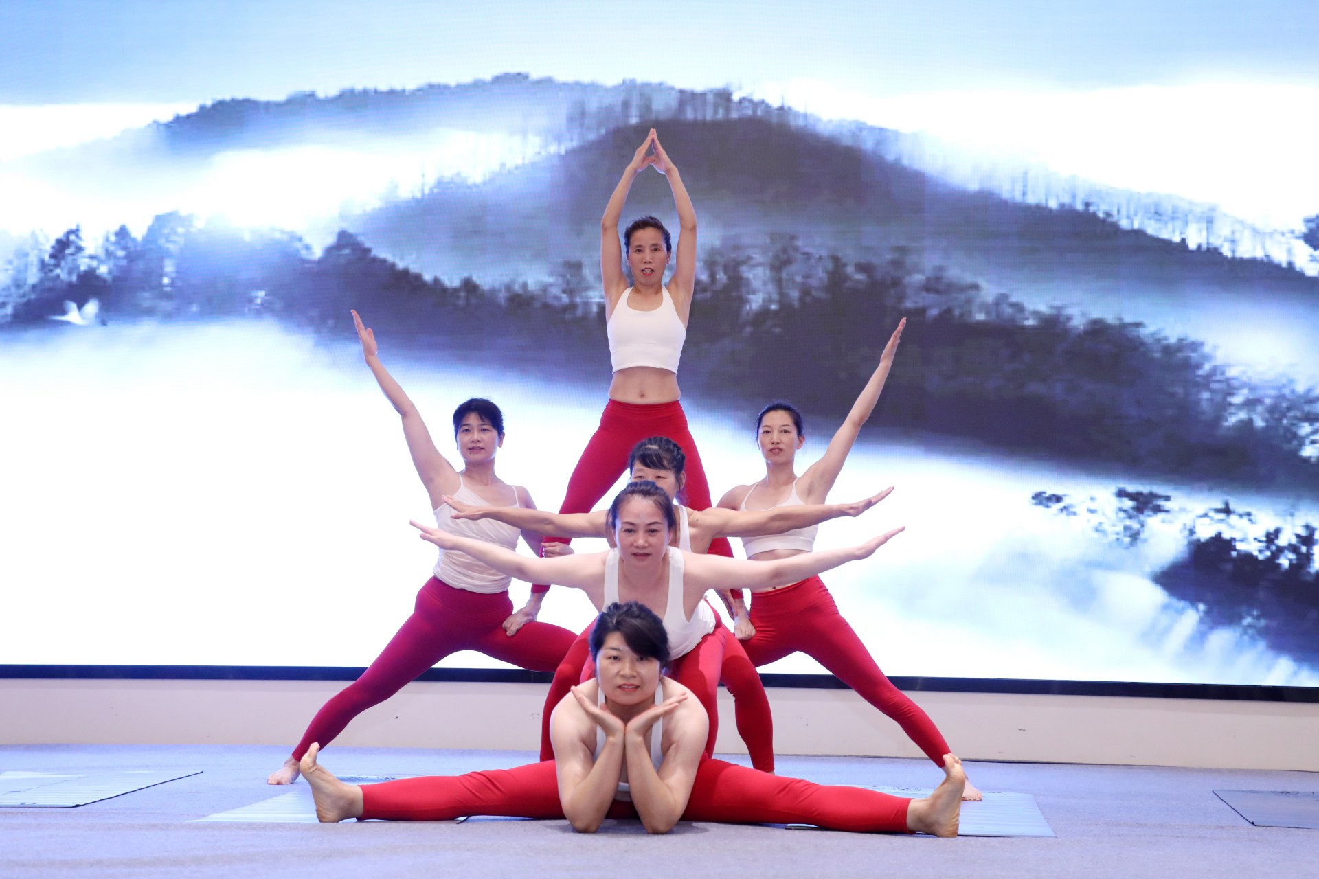 8月17日,上海市第四届市民运动会"嘉定工业区杯"上海市健身瑜伽锦标赛