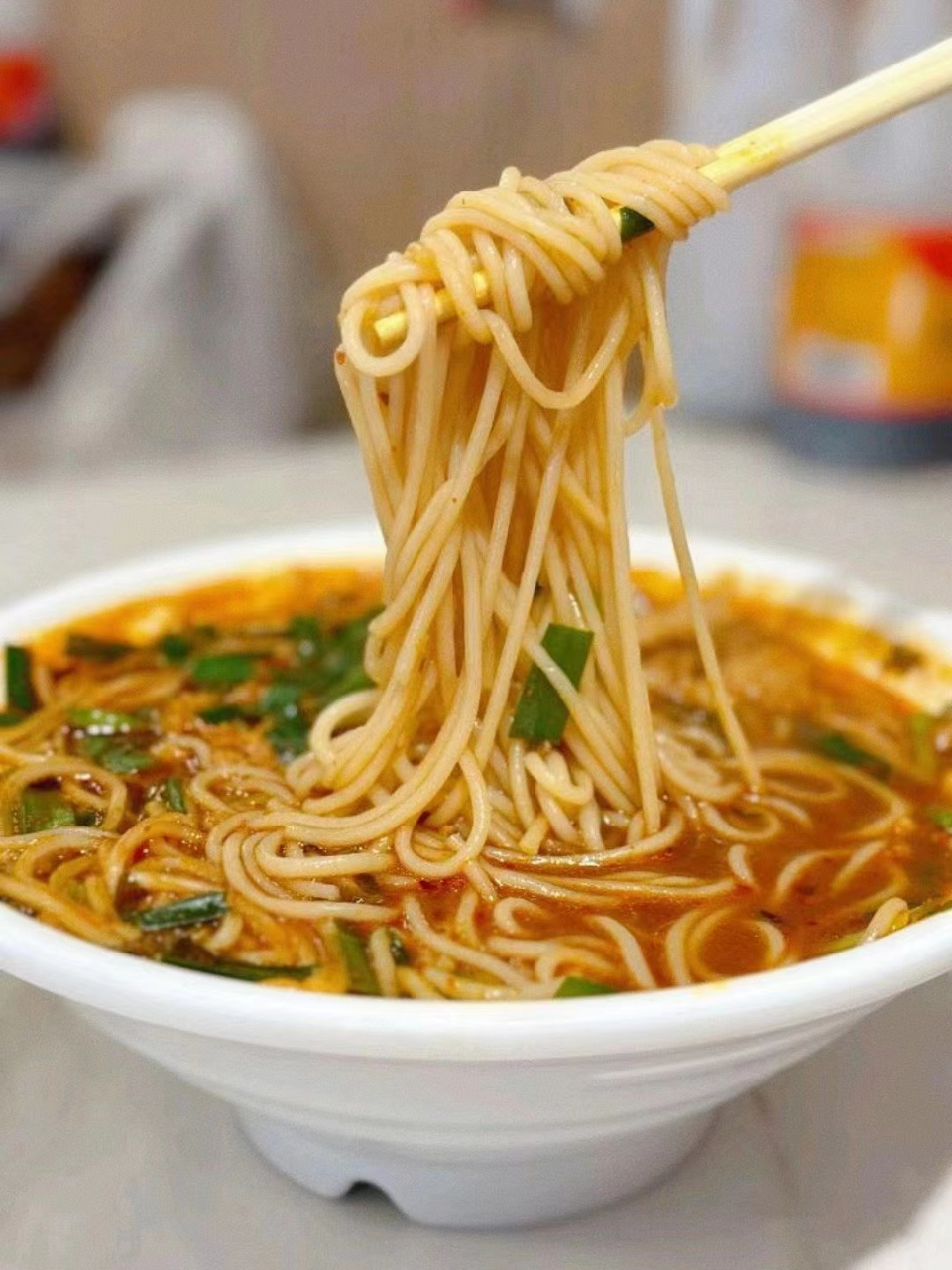 "一碗热腾腾的面条,简单却满满的幸福.这就是家的味道,温暖的味道.