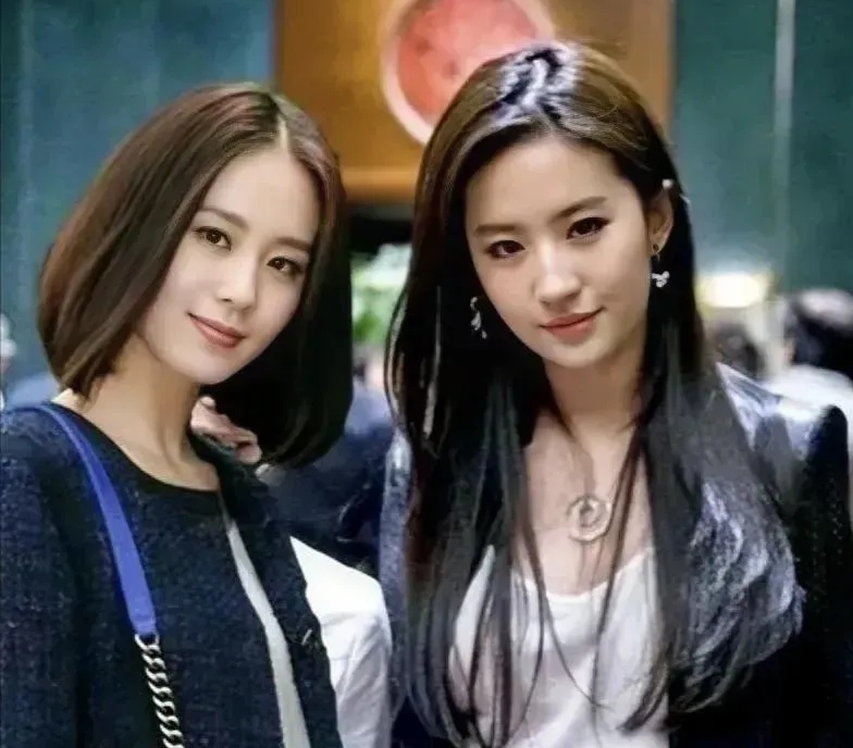 这张照片拍摄于2023年,刘诗诗和刘亦菲的合影.