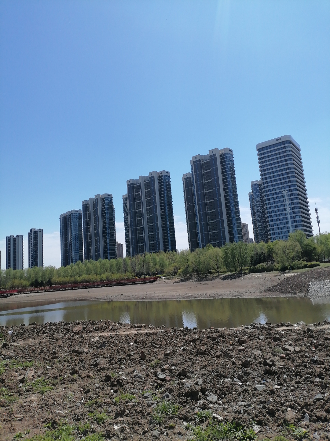 基于每月3000元退休金的预算,结合生活成本,气候环境