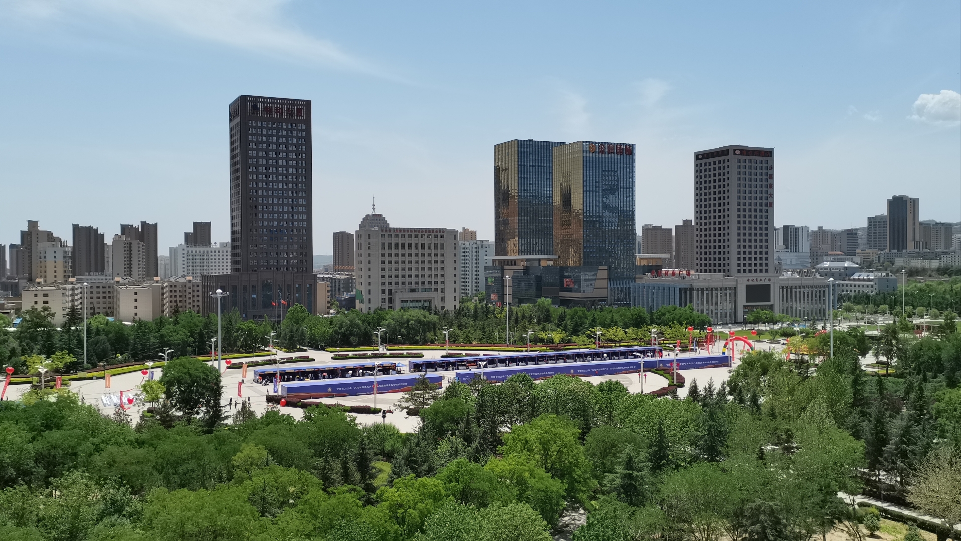 细碎的光影,熠熠着过往,闪耀着现世的,明亮着未来,于时光炙热中,寻