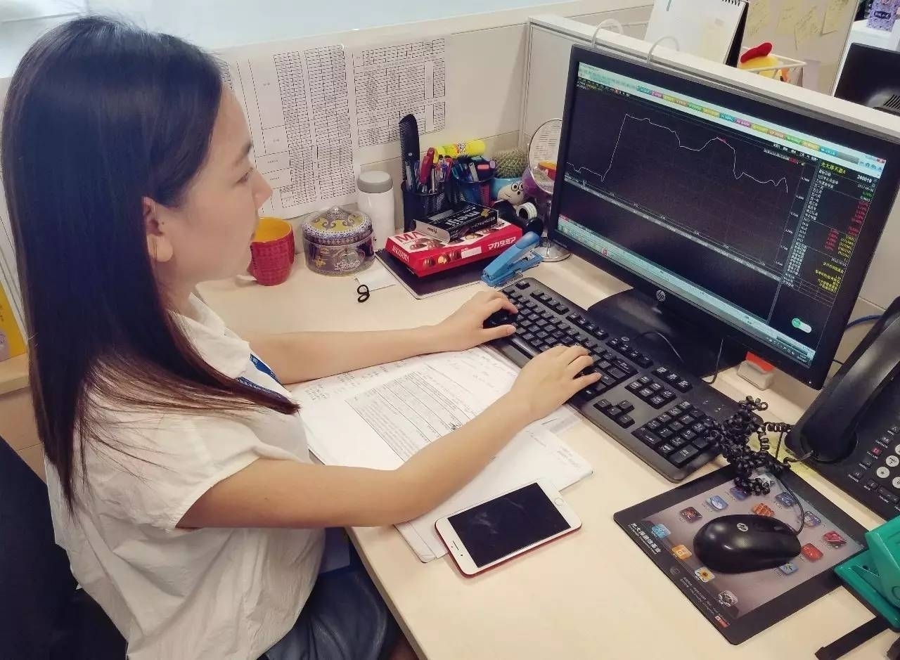 我在做证券经纪人的时候,我们营业部有一位炒股高人,我们都称呼他裁缝