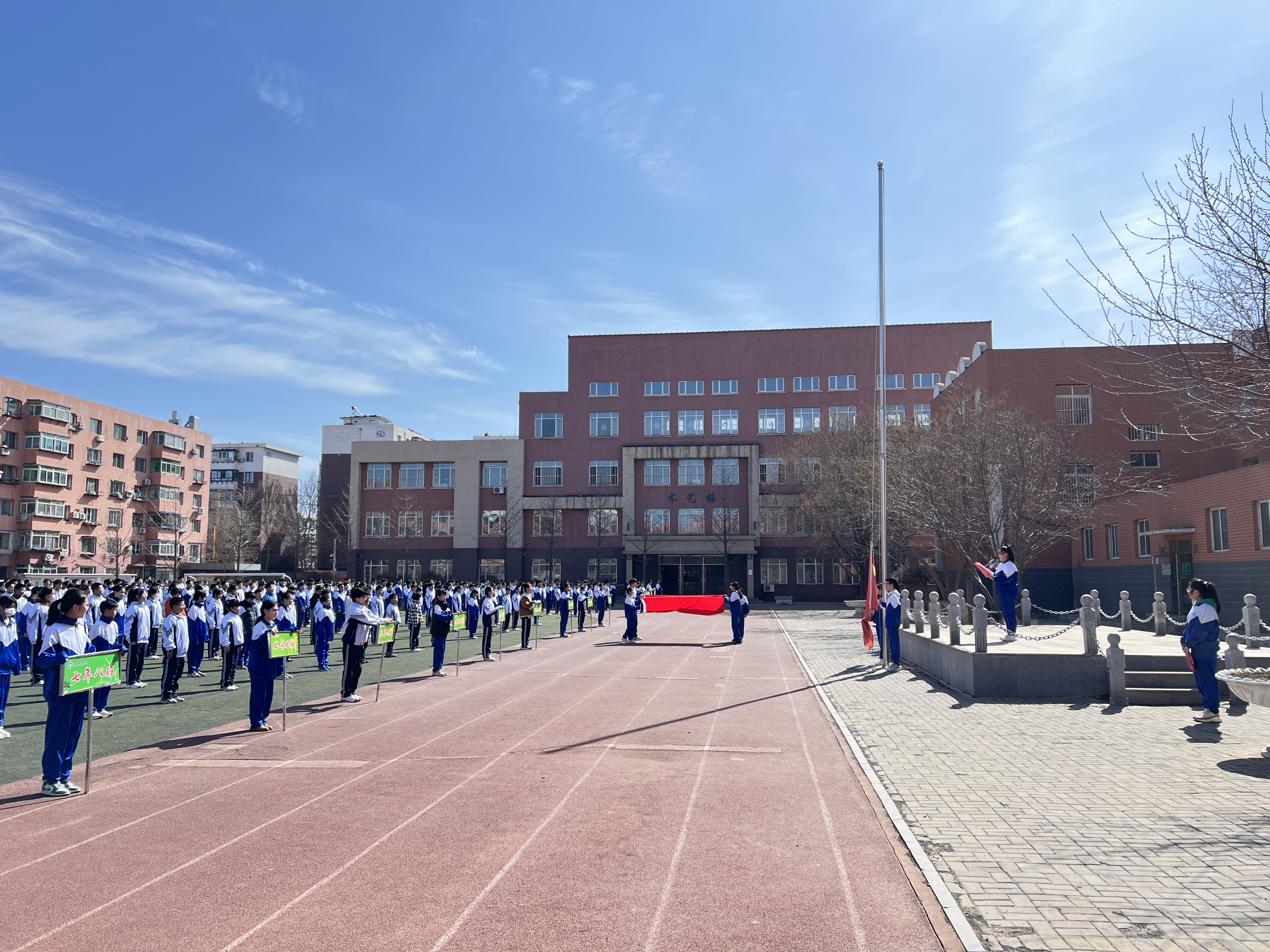 4月3日,沈阳市皇姑区四十四中学的师生们怀着无