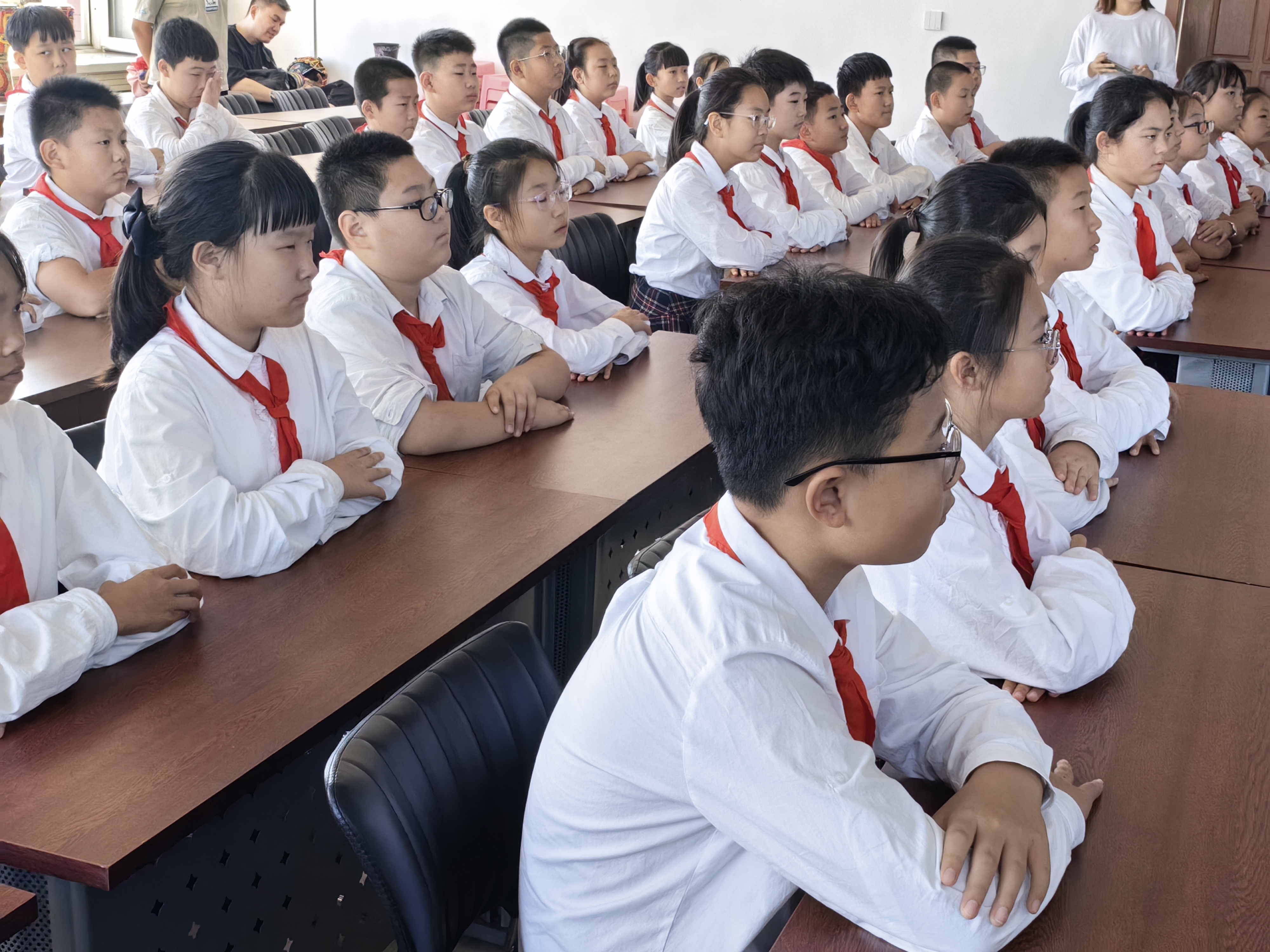 东街道柳条湖社区关工委联合皇姑区垃圾分类办的工作人员来到北塔小学