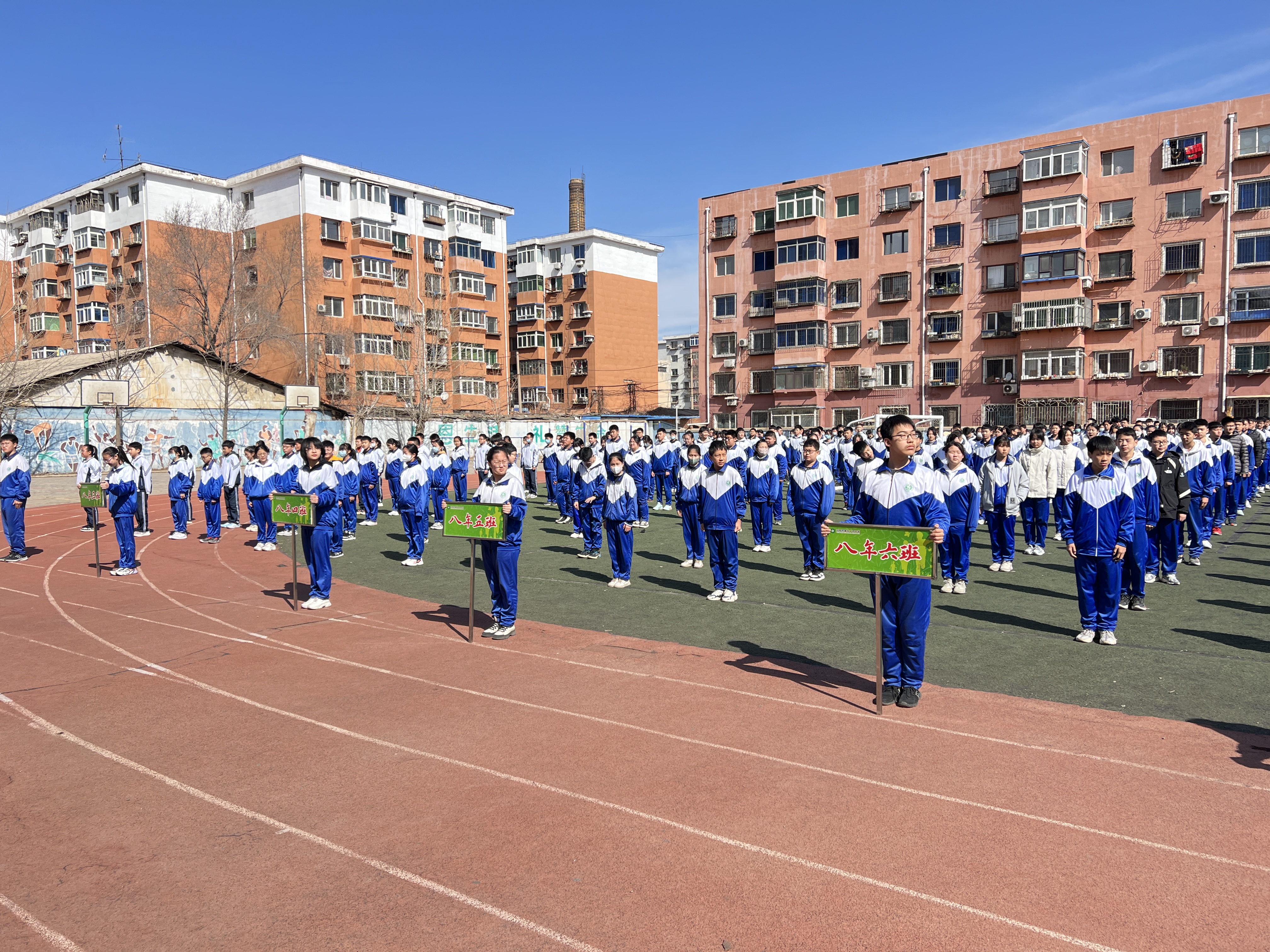 4月3日,沈阳市皇姑区四十四中学的师生们怀着无比崇敬的心情,开展了